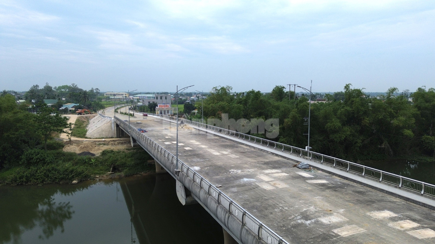 Cầu bắc qua sông Vĩnh Điện nối phường Điện An và Điện Minh chiều dài 171m, khổ cầu rộng 17m, quy mô vĩnh cửu, dự kiến năm 2019 hoàn thành. Tuy nhiên, sau 8 năm thi công đến nay vẫn chưa thể đưa vào sử dụng.