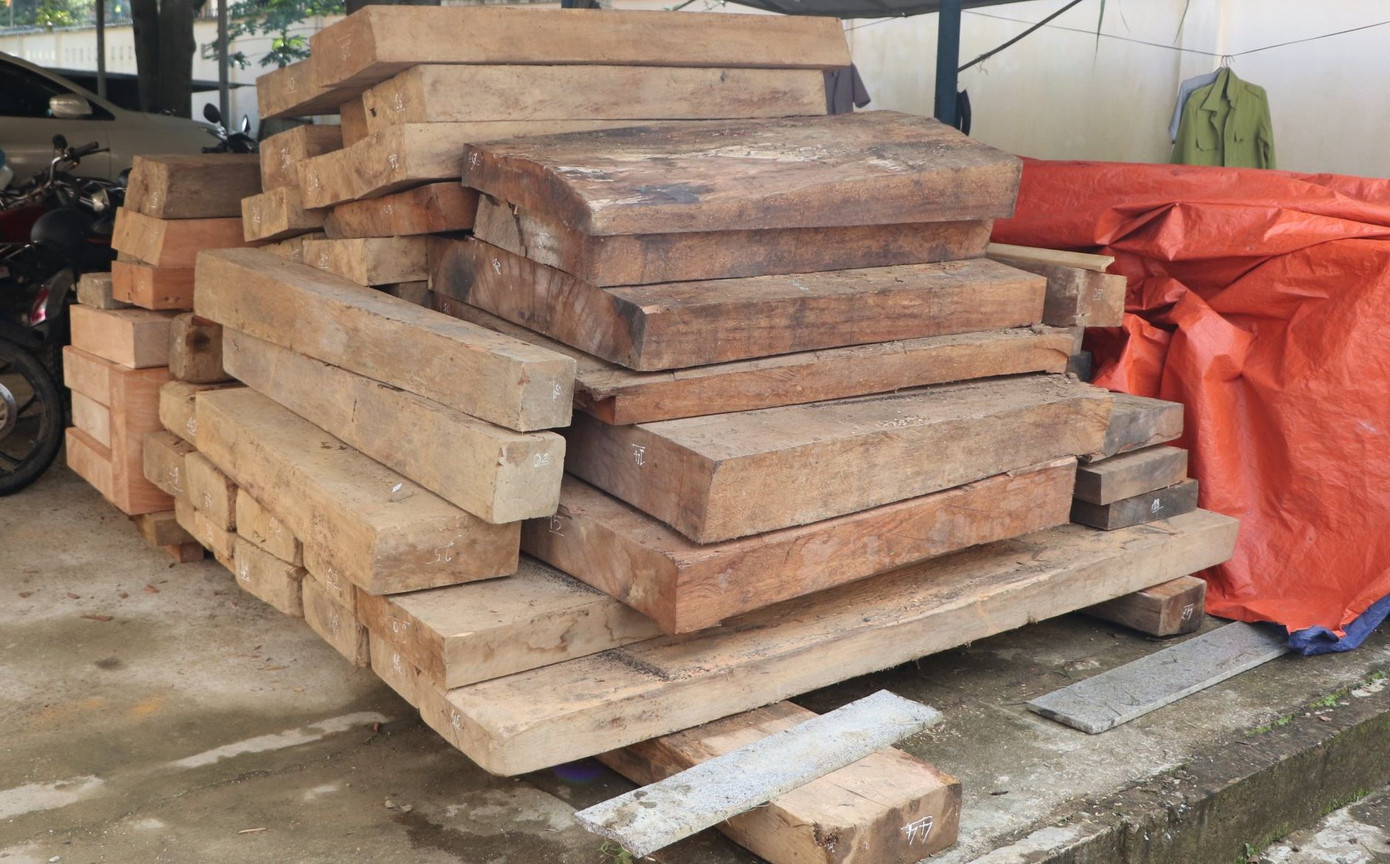 Lực lượng chức năng tạm giữ tang vật, tiếp tục điều tra làm rõ. Lực lượng chức năng tạm giữ tang vật, tiếp tục điều tra làm rõ.