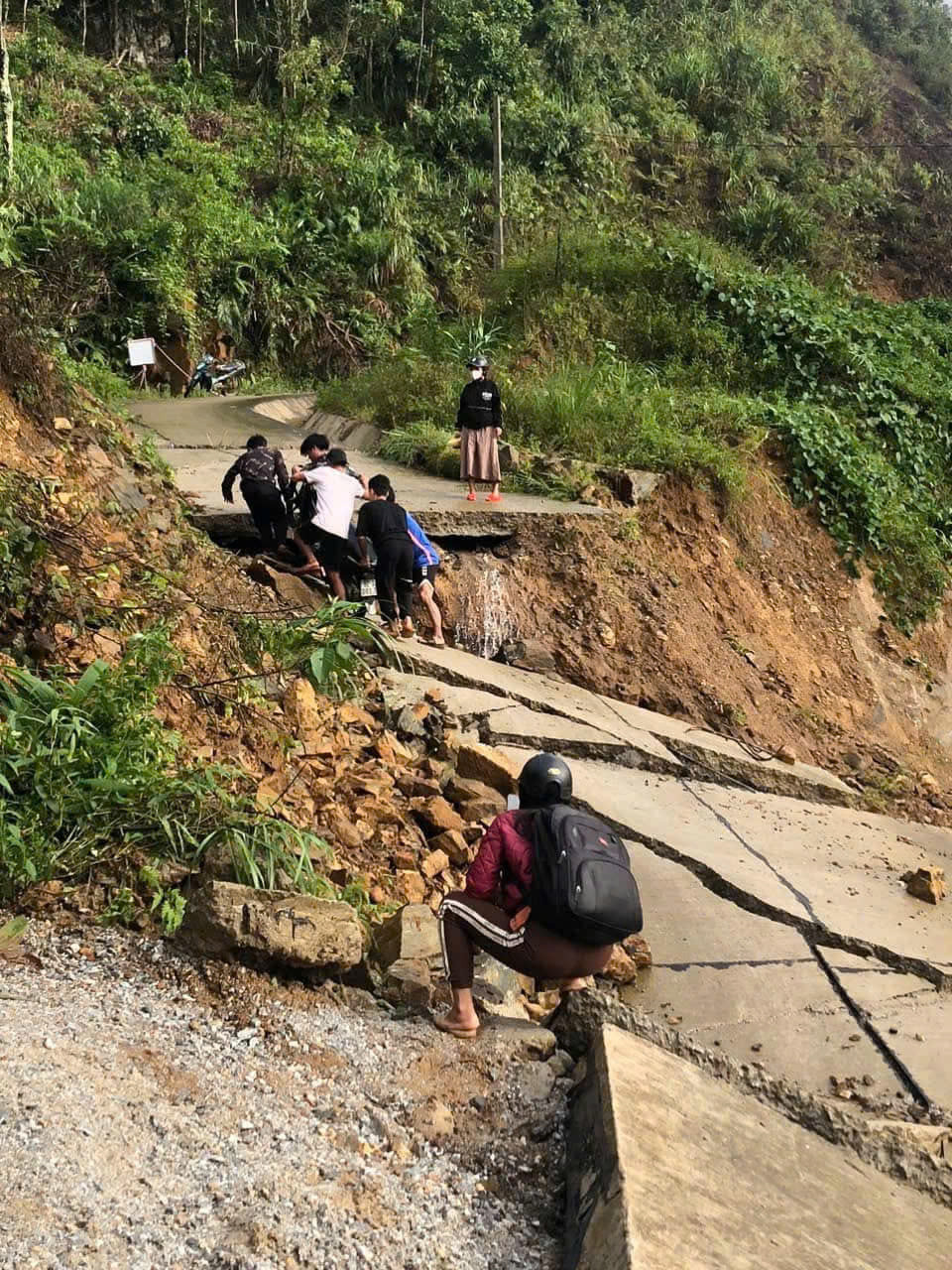 Nhiều tuyến đường ở huyện miền núi Nam Trà My, Quảng Nam bị sạt lở, hư hỏng. Ảnh CTV