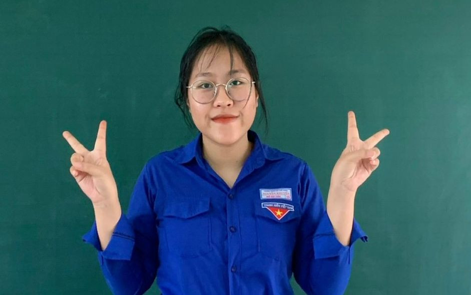 Cô nàng còn là nữ phó bí thư năng động của lớp. Cô nàng còn là nữ phó bí thư năng động của lớp.