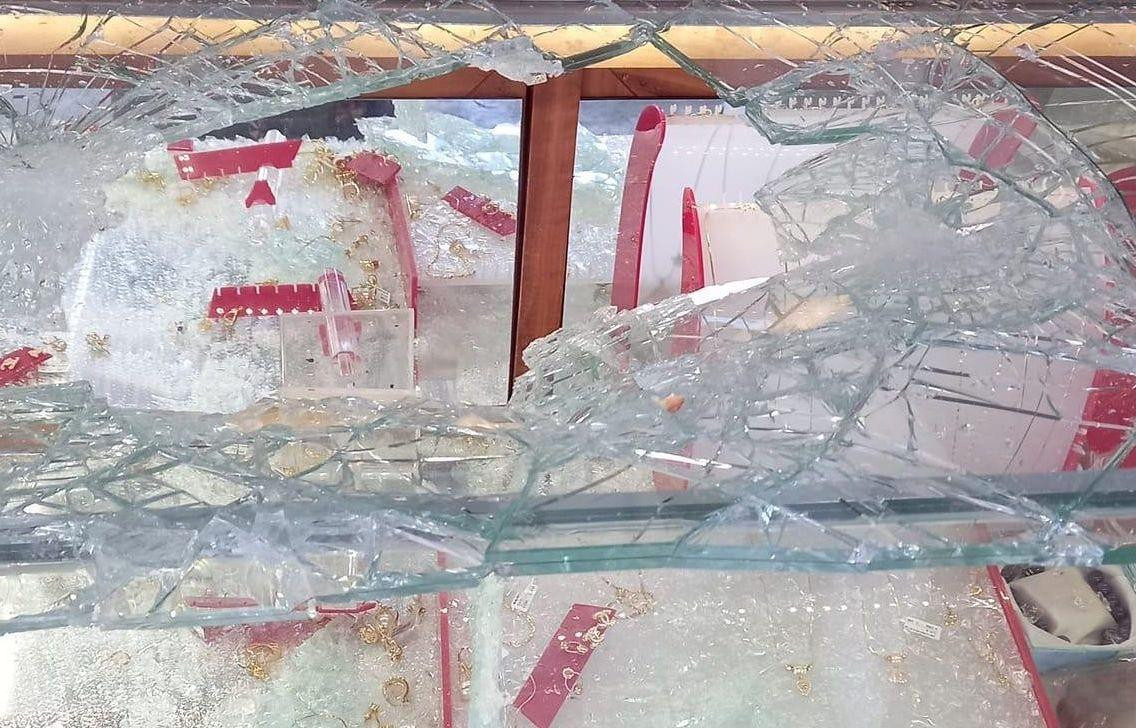 Tủ kính bể nát, bị lấy đi nhiều tài sản.