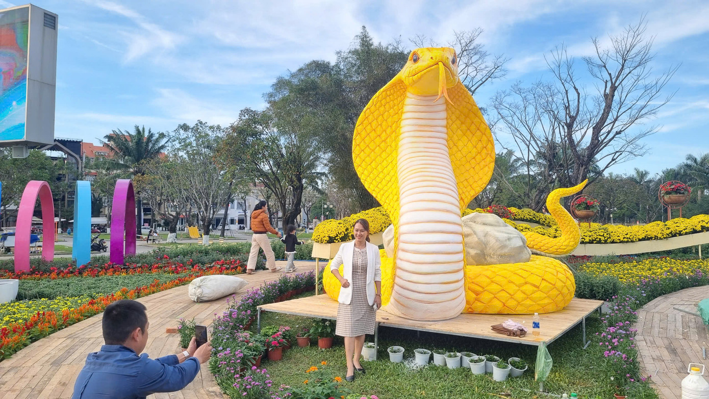 Người dân và du khách háo hức "check-in" cùng linh vật năm Ất Tỵ 2025. Người dân và du khách háo hức "check-in" cùng linh vật năm Ất Tỵ 2025.