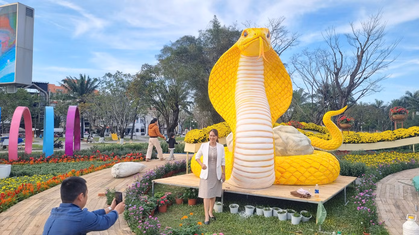 Người dân và du khách háo hức "check-in" cùng linh vật năm Ất Tỵ 2025.