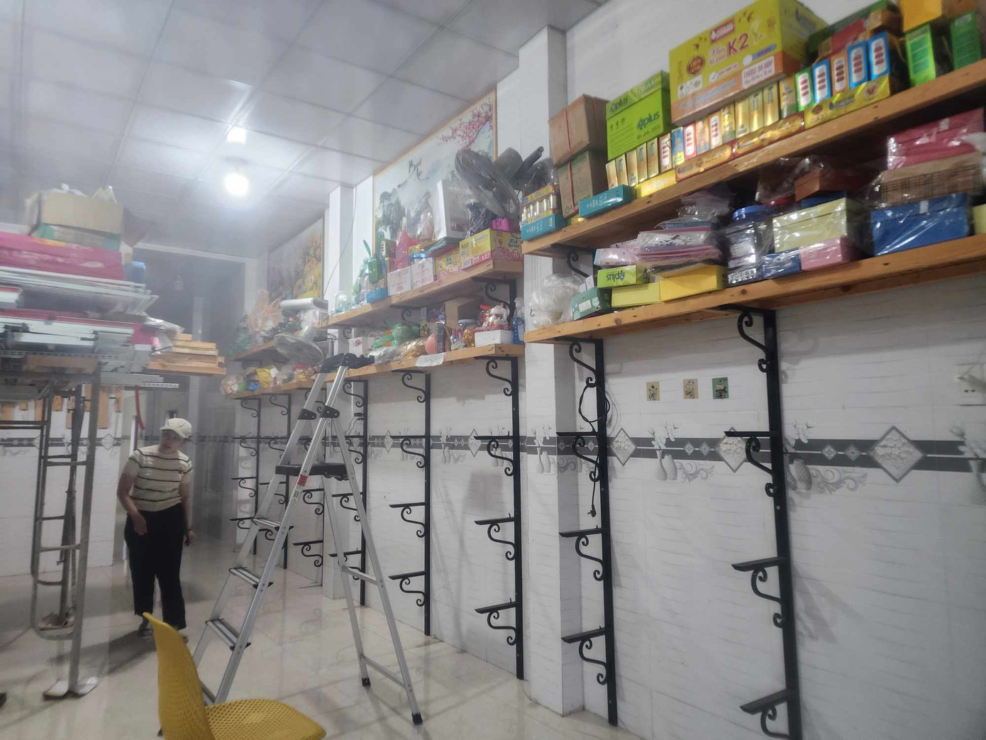 Đồ đạc được kê lên cao tránh lũ. Đồ đạc được kê lên cao tránh lũ.