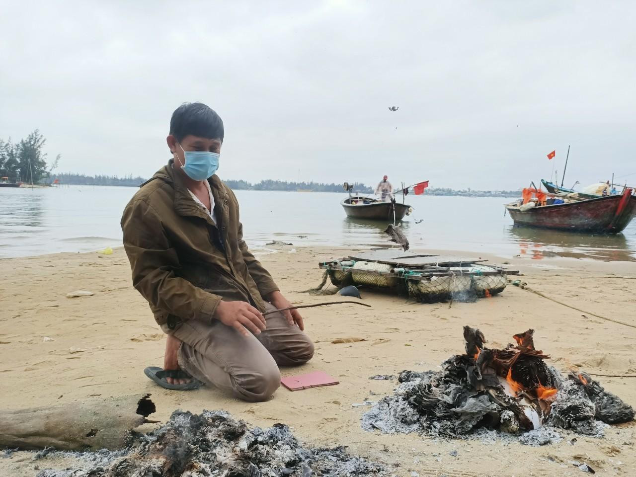 Người thân mong ngóng nạn nhân vụ lật ca nô.