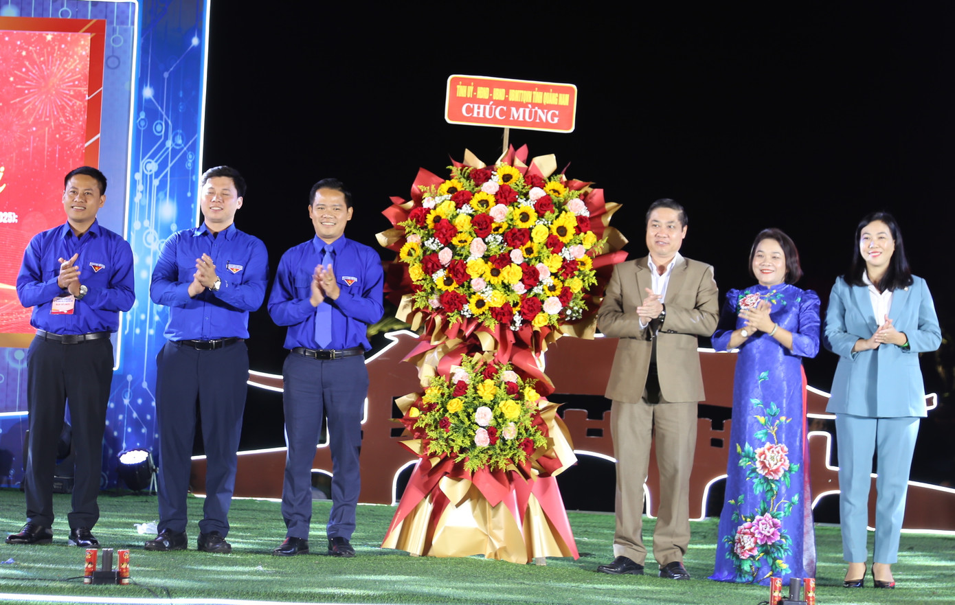 Hình ảnh ấn tượng của diễn đàn giao lưu tiếp lửa truyền thống. Hình ảnh ấn tượng của diễn đàn giao lưu tiếp lửa truyền thống.