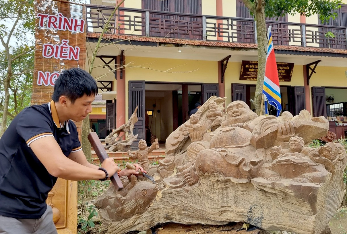 Những gốc cây, khúc gỗ vô tri qua bàn tay nghệ thuật biến thành tác phẩm nghệ thuật đặc sắc.