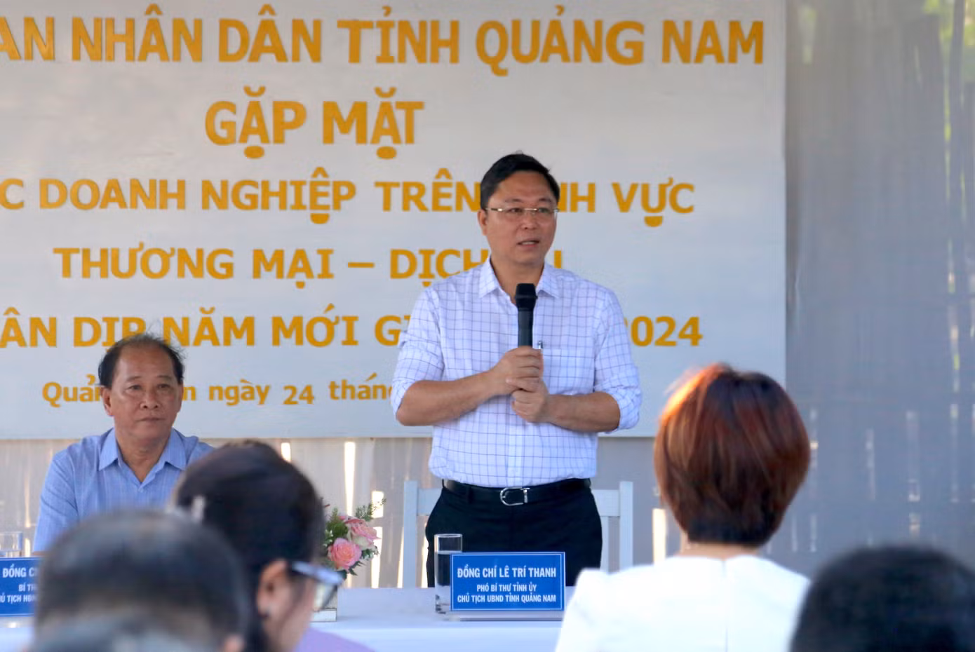Ông Lê Trí Thanh - Chủ tịch UBND tỉnh Quảng Nam - chia sẻ tại buổi gặp mặt doanh nghiệp lĩnh vực Thương mại - Dịch vụ nhân dịp năm mới Giáp Thìn 2024. Ảnh: Hoài Văn.