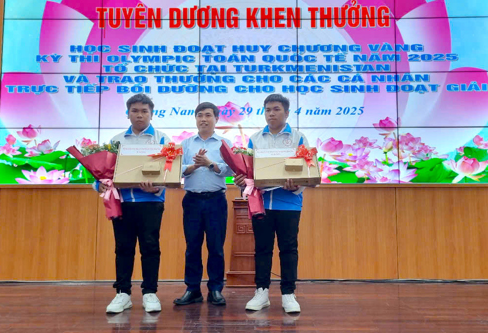 Tại buổi lễ tuyên dương, hai anh em nhận nhiều phần quà ý nghĩa.