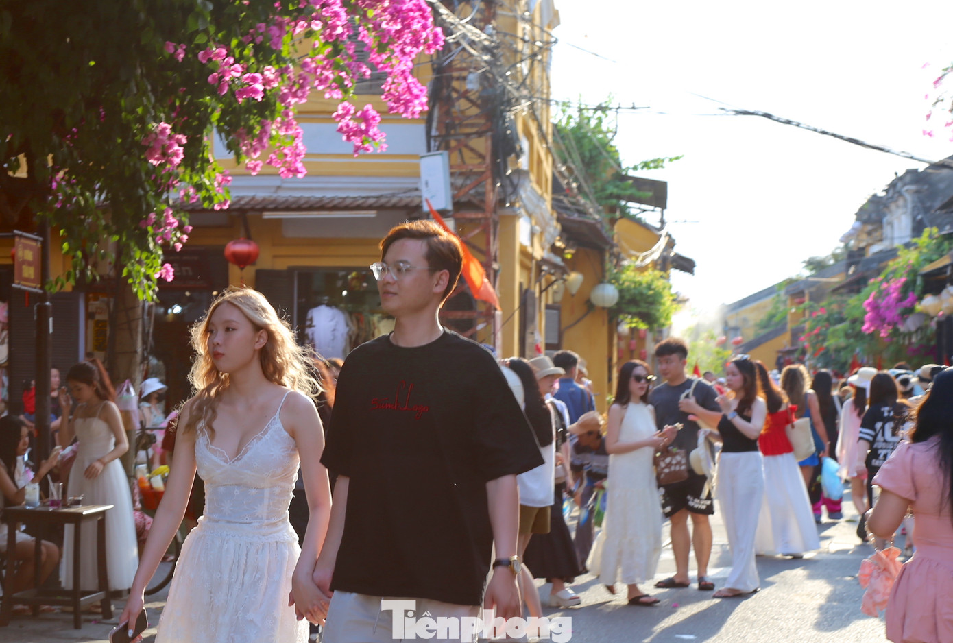 Những sắc hoa rực rỡ khoác lên phố sức sống mới. Ảnh: Hoài Văn Những sắc hoa rực rỡ khoác lên phố sức sống mới. Ảnh: Hoài Văn