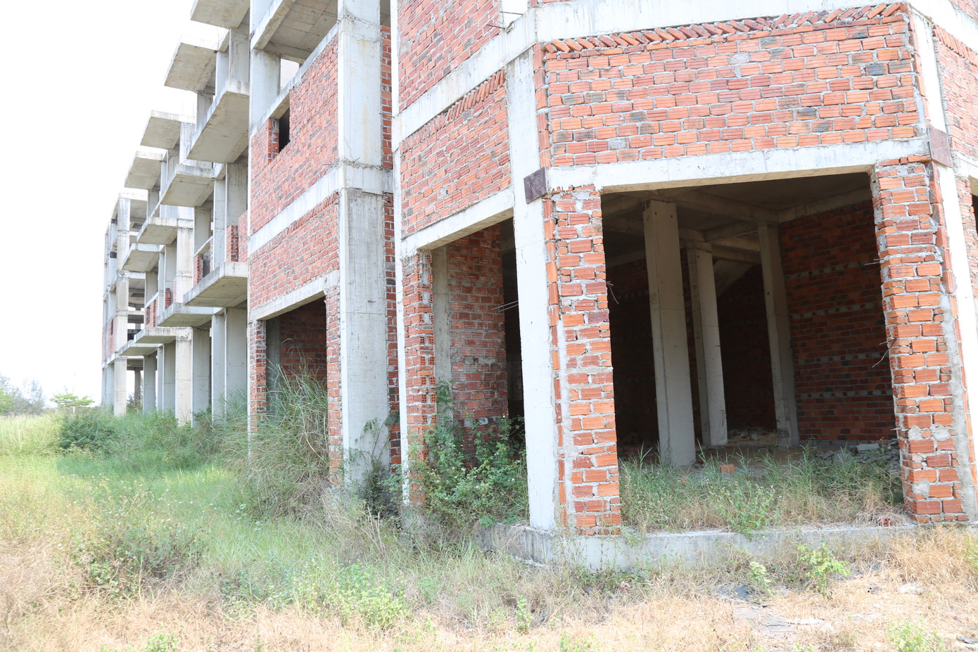 Theo ghi nhận, cả khu đất rộng thuộc dự án đến nay là khung cảnh hoang tàn, nhếch nhác.