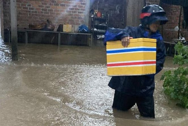 Người dân huyện Đại Lộc, Quảng Nam hối hả dọn đồ chạy lũ. Ảnh Đại Lộc