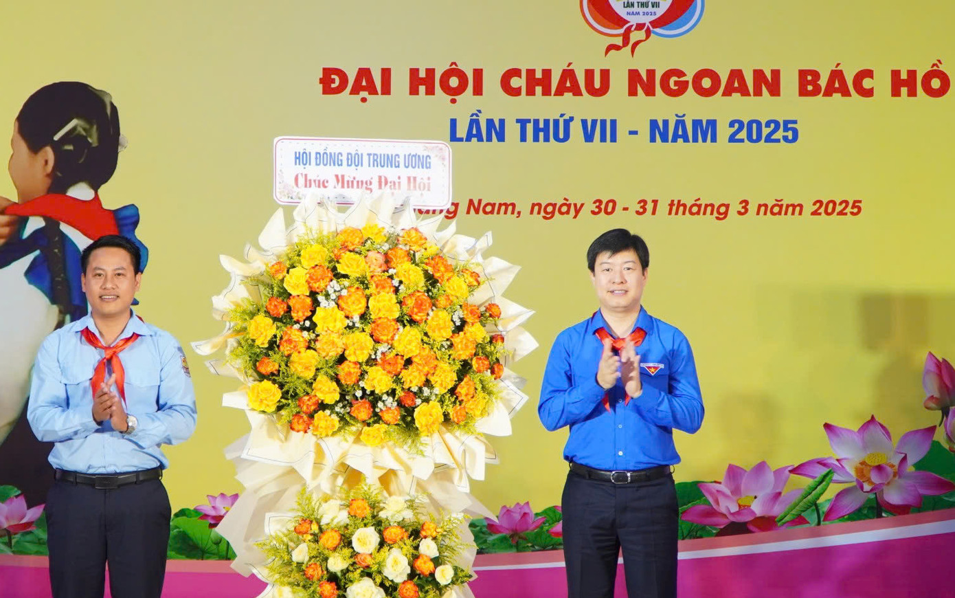 Hội đồng Đội Trung ương tặng hoa chúc mừng Đại hội.