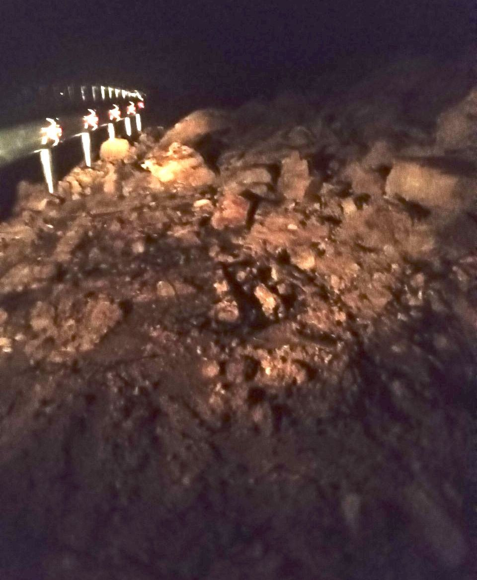 Đèo Le sạt lở gây chia cắt giao thông. Ảnh CTV Đèo Le sạt lở gây chia cắt giao thông. Ảnh CTV