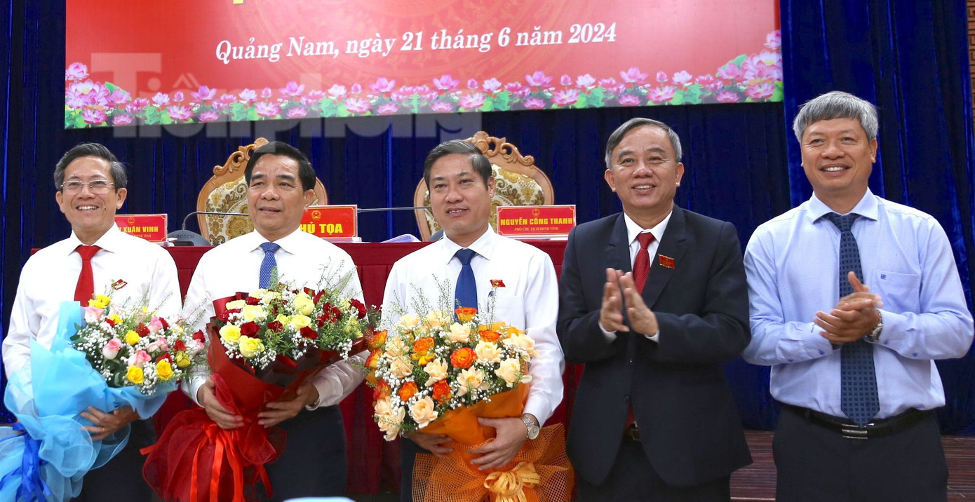 Ông Lê Văn Dũng - Chủ tịch UBND tỉnh (thứ 2 từ trái sang) và các Phó Chủ tịch Trần Nam Hưng (thứ nhất từ trái sang), Phan Thái Bình (thứ 3) và Hồ Quang Bửu (ngoài cùng, bìa phải). Ảnh: Hoài Văn Ông Lê Văn Dũng - Chủ tịch UBND tỉnh (thứ 2 từ trái sang) và các Phó Chủ tịch Trần Nam Hưng (thứ nhất từ trái sang), Phan Thái Bình (thứ 3) và Hồ Quang Bửu (ngoài cùng, bìa phải). Ảnh: Hoài Văn