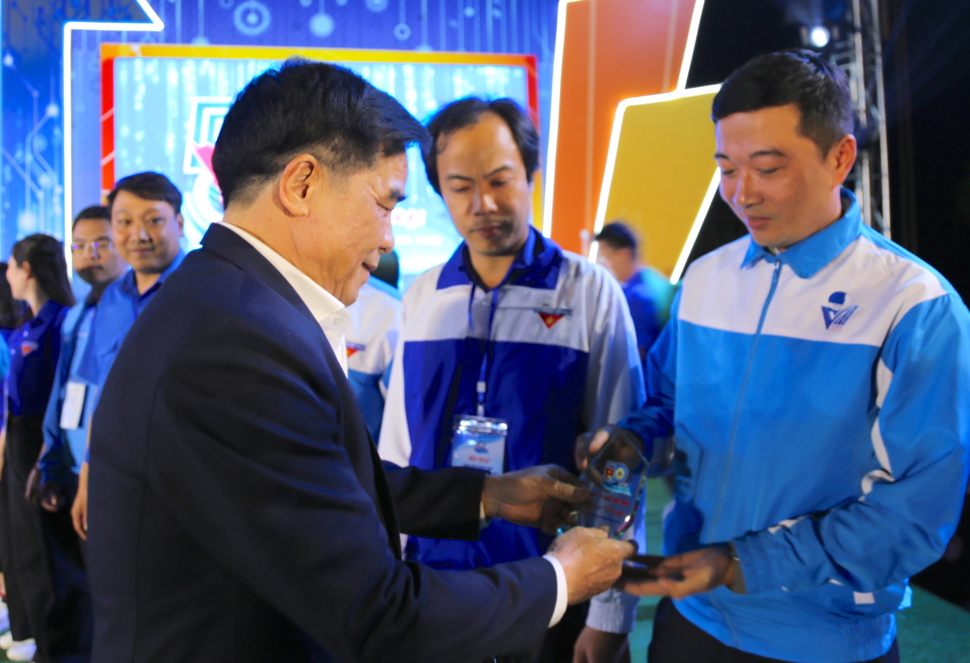 Chủ tịch UBND tỉnh Quảng Nam trao biểu trưng lưu niệm cho đại diện các đơn vị tham gia hội trại. Chủ tịch UBND tỉnh Quảng Nam trao biểu trưng lưu niệm cho đại diện các đơn vị tham gia hội trại.