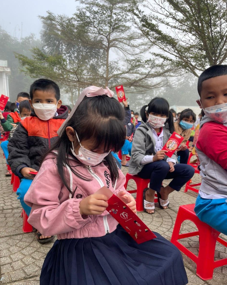 Năm nay 9.500 em học sinh cấp mầm non, tiểu học và THCS toàn huyện Nam Trà My đều được nhận lì xì năm mới.