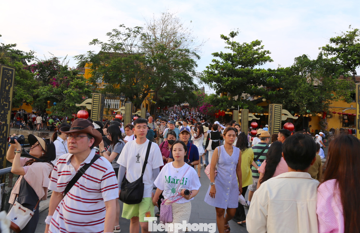 Dòng người đổ về Hội An mỗi lúc một đông. Ảnh: Hoài Văn