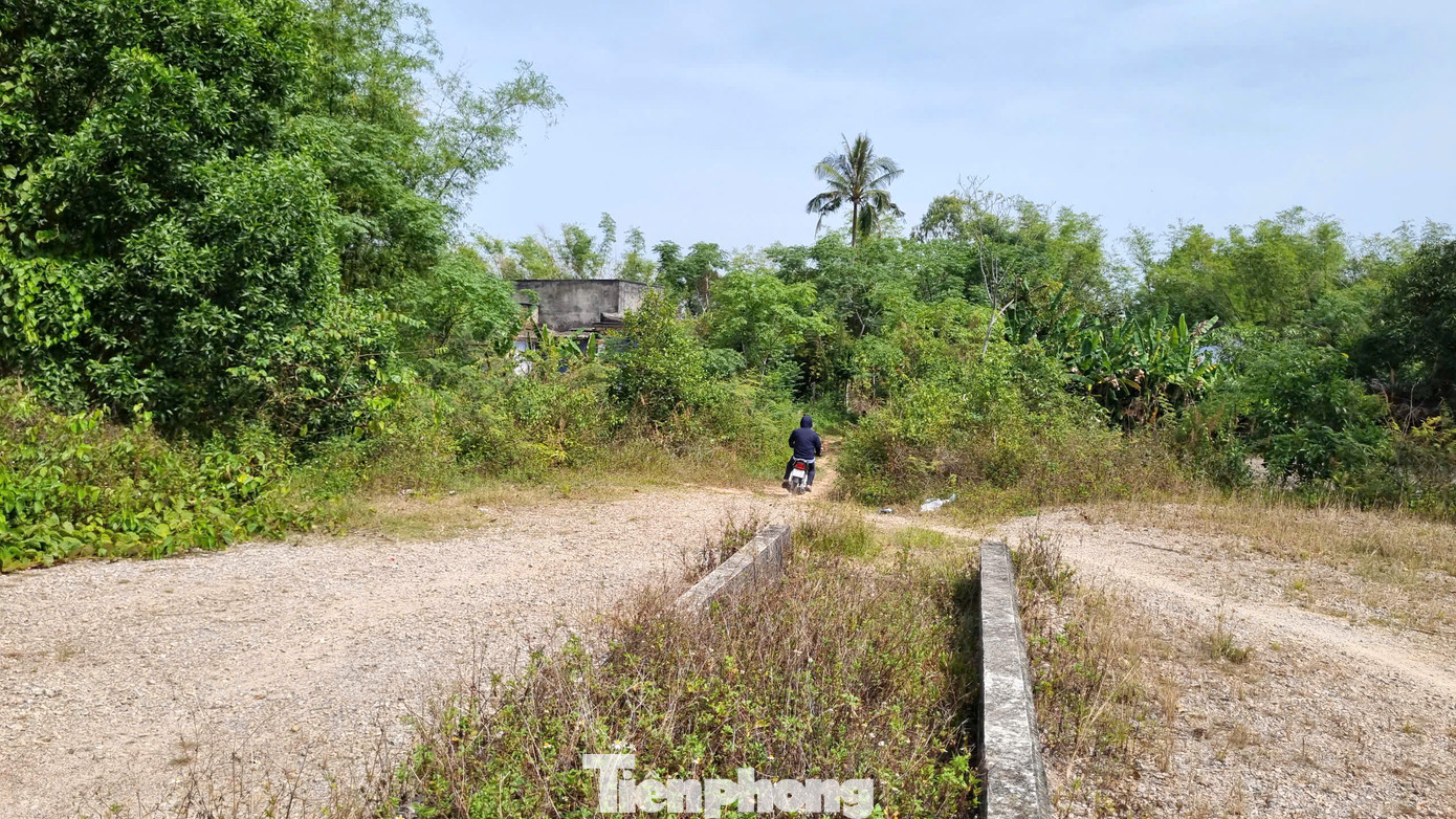 Đường thi công dở dang nhiều năm, người dân than phiền vì bụi và lầy lội.