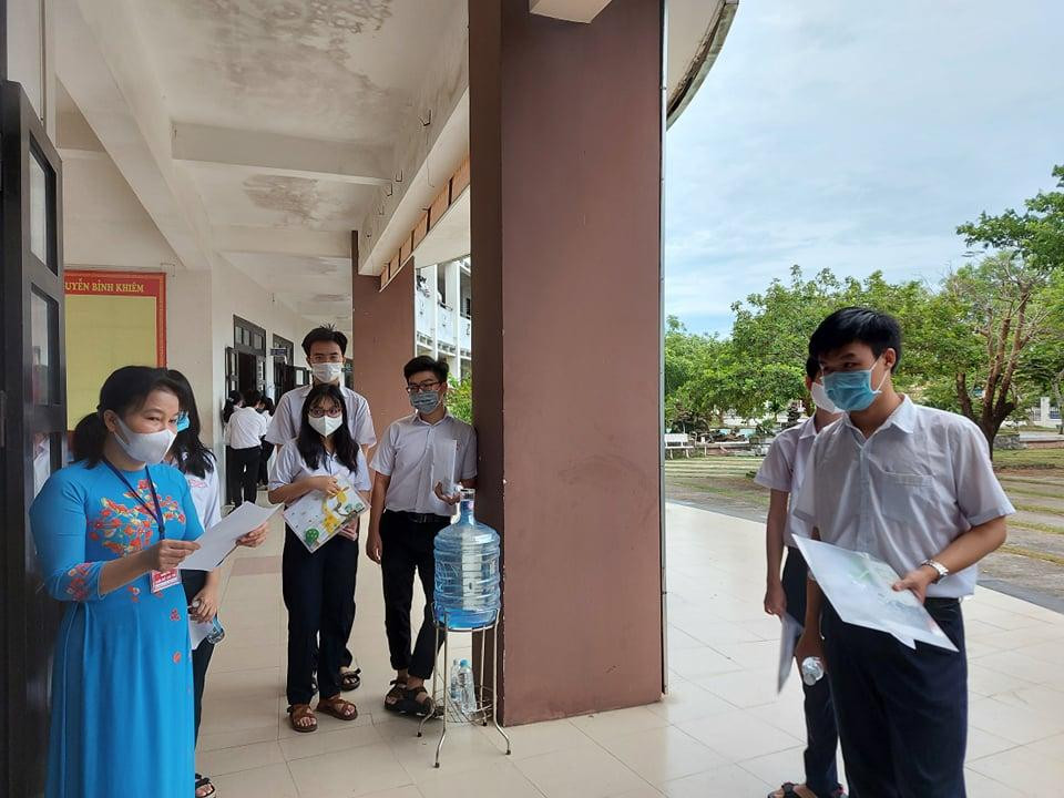 Hơn 16 nghìn thí sinh ở Quảng Nam bước vào ngày thi thứ nhất. Hơn 16 nghìn thí sinh ở Quảng Nam bước vào ngày thi thứ nhất.