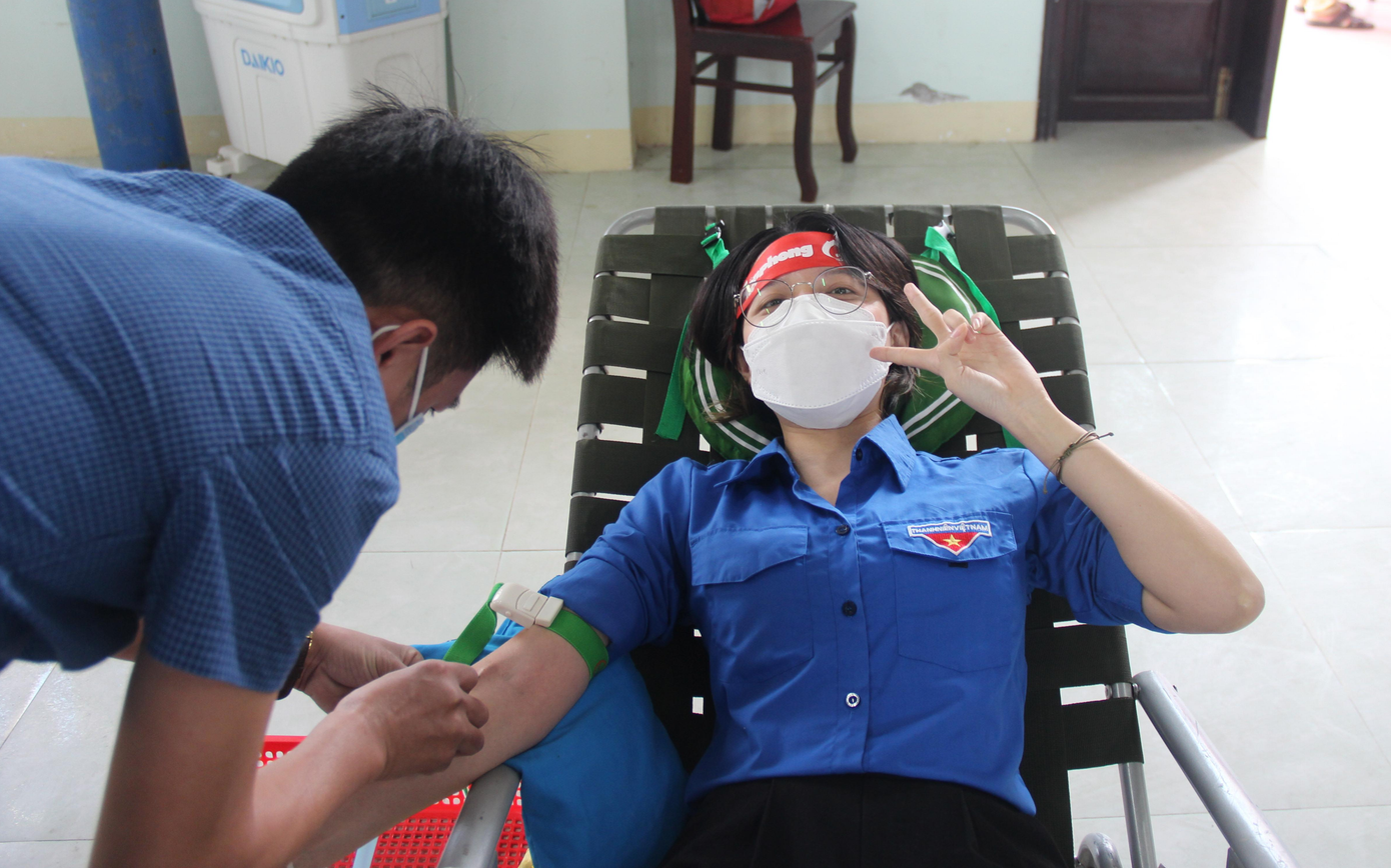 Bạn trẻ tham gia hiến máu tại ngày hội.