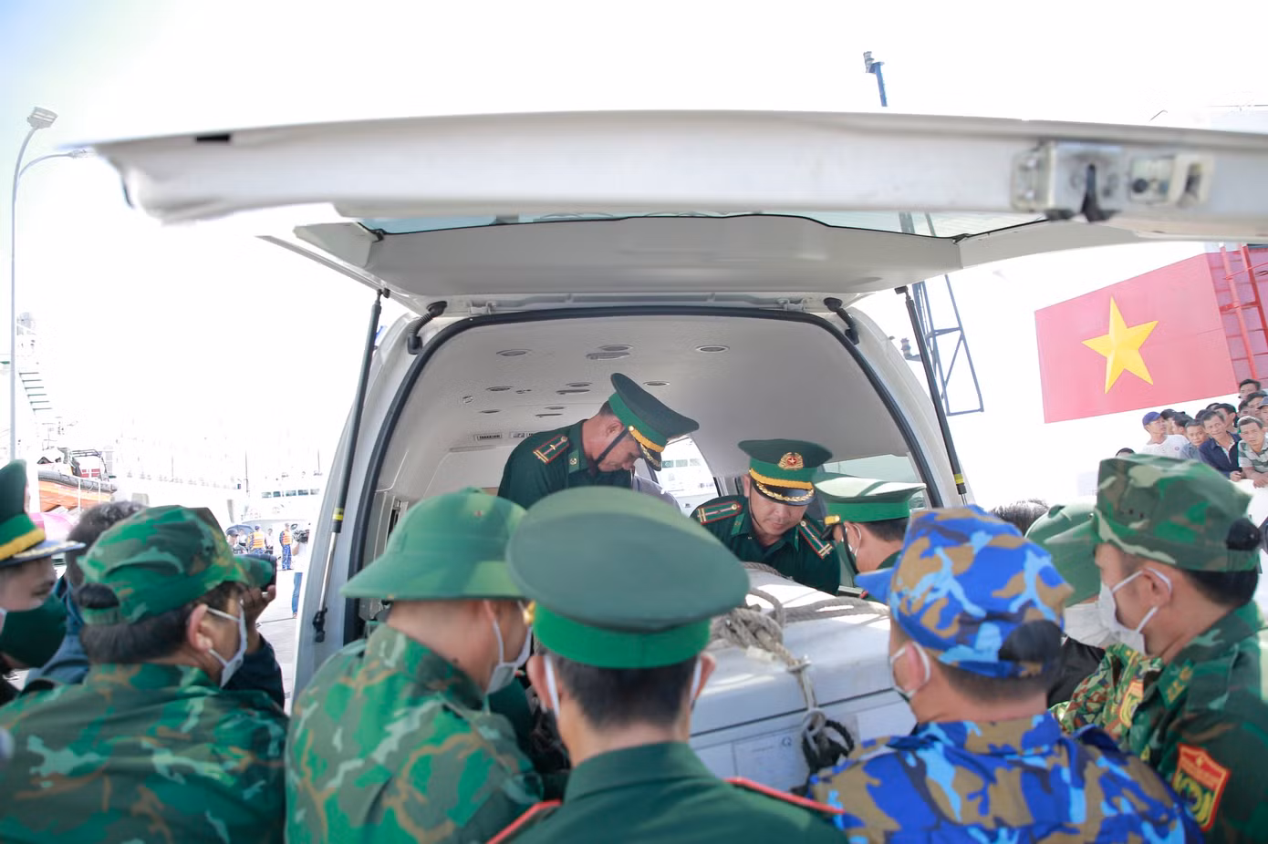 Chuyển thi thể lên xe cấp cứu để đưa về nhà nạn nhân.