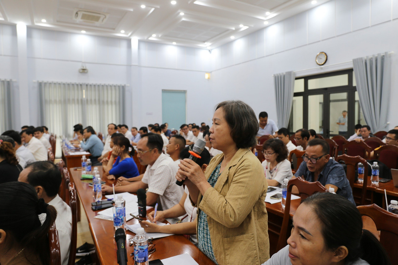 Người dân bức xúc yêu cầu làm rõ trách nhiệm các bên, sớm ra sổ đỏ cho dân.