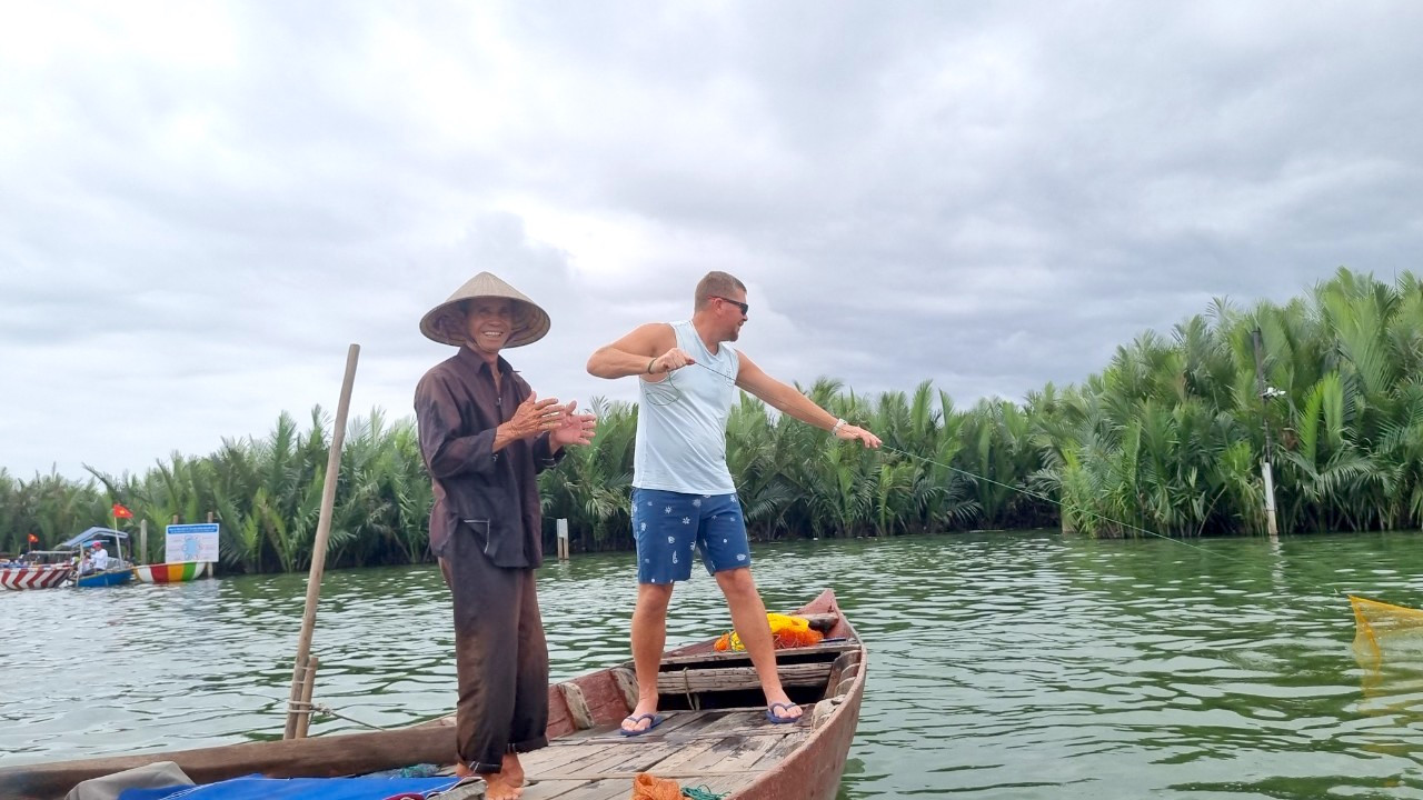 Du khách thích thú trải nghiệm lắc thúng, buông lưới trên sông. Trong khi đó tại khu vực rừng dừa có khoảng 15 công ty hoạt động dịch vụ này, tổng số khoảng 3.000-4.000 thúng. Phần lớn là khách châu Á, đông nhất có khách Hàn Quốc, Trung Quốc, Thái Lan. Du khách thích thú trải nghiệm lắc thúng, buông lưới trên sông. Trong khi đó tại khu vực rừng dừa có khoảng 15 công ty hoạt động dịch vụ này, tổng số khoảng 3.000-4.000 thúng. Phần lớn là khách châu Á, đông nhất có khách Hàn Quốc, Trung Quốc, Thái Lan.