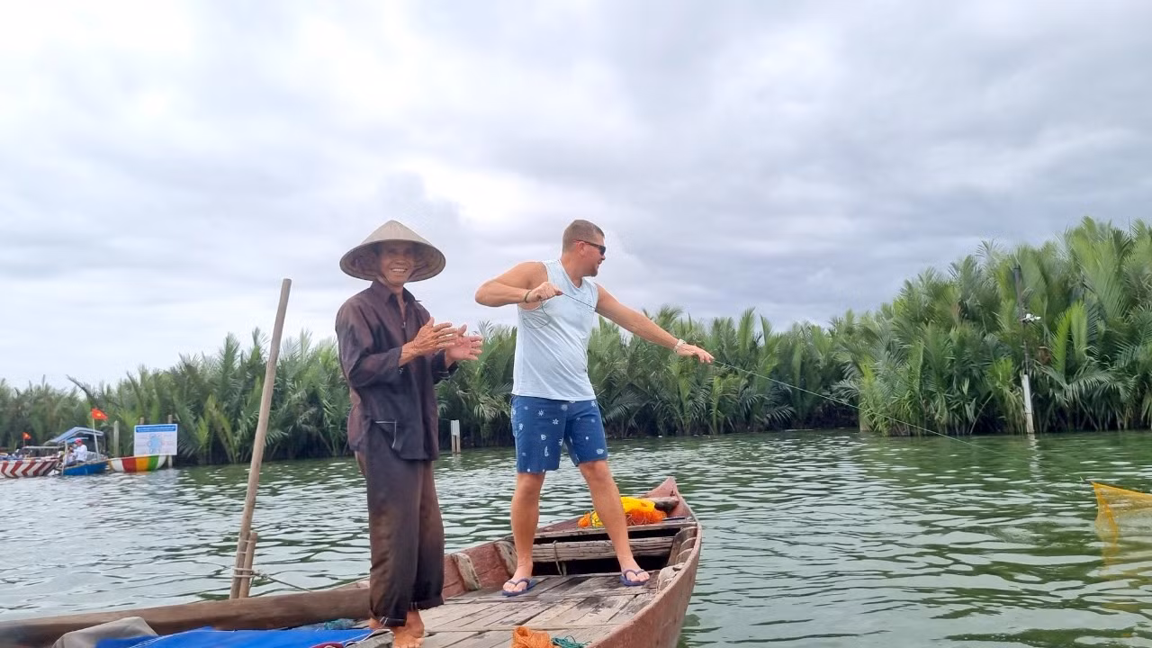 Du khách thích thú trải nghiệm lắc thúng, buông lưới trên sông. Trong khi đó tại khu vực rừng dừa có khoảng 15 công ty hoạt động dịch vụ này, tổng số khoảng 3.000-4.000 thúng. Phần lớn là khách châu Á, đông nhất có khách Hàn Quốc, Trung Quốc, Thái Lan. Du khách thích thú trải nghiệm lắc thúng, buông lưới trên sông. Trong khi đó tại khu vực rừng dừa có khoảng 15 công ty hoạt động dịch vụ này, tổng số khoảng 3.000-4.000 thúng. Phần lớn là khách châu Á, đông nhất có khách Hàn Quốc, Trung Quốc, Thái Lan.