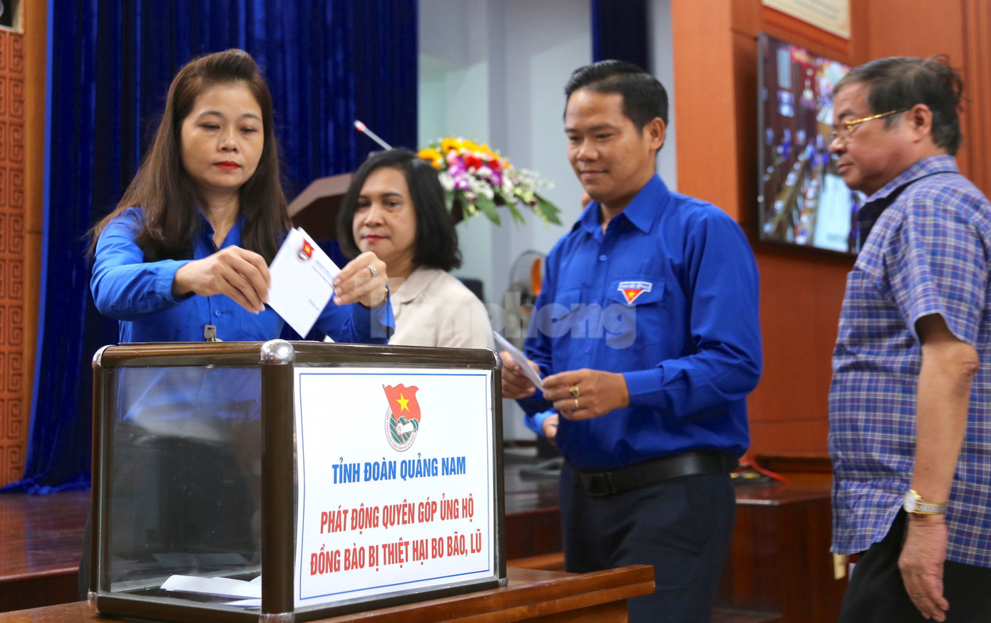 Tuổi trẻ Quảng Nam quyên góp ủng hộ đồng bào bị ảnh hưởng lũ lụt.