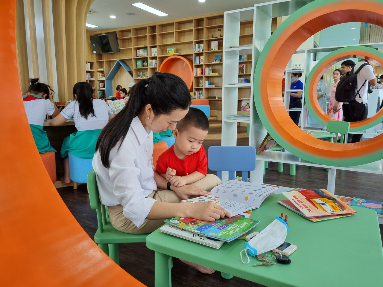 Thư viện mở cửa phục vụ miễn phí tất cả mọi người. Thư viện mở cửa phục vụ miễn phí tất cả mọi người.