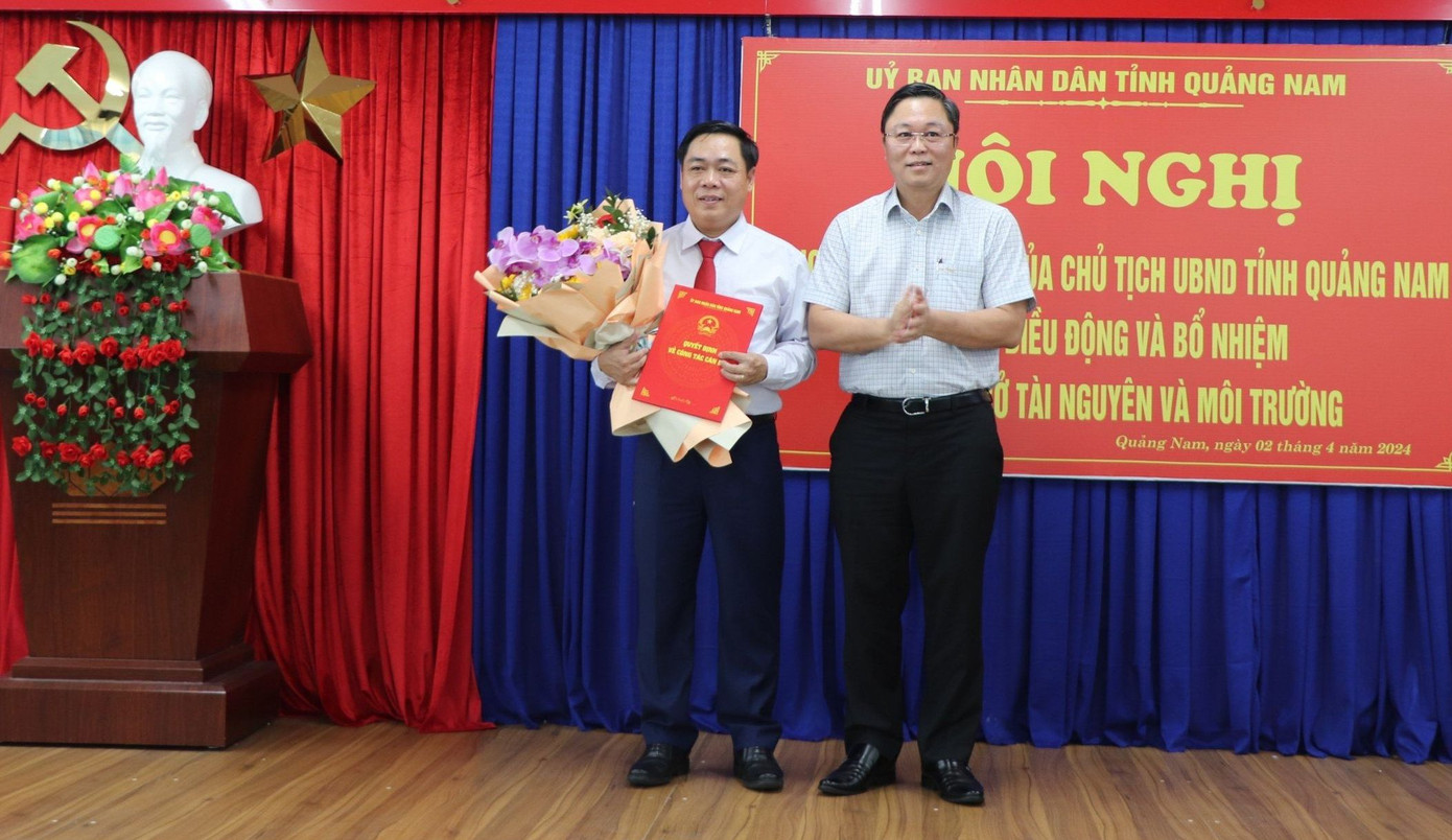 Chủ tịch UBND tỉnh Quảng Nam Lê Trí Thanh trao quyết định điều động, bổ nhiệm ông Bùi Ngọc Ảnh giữ chức vụ Giám đốc Sở TN&amp;MT tỉnh.