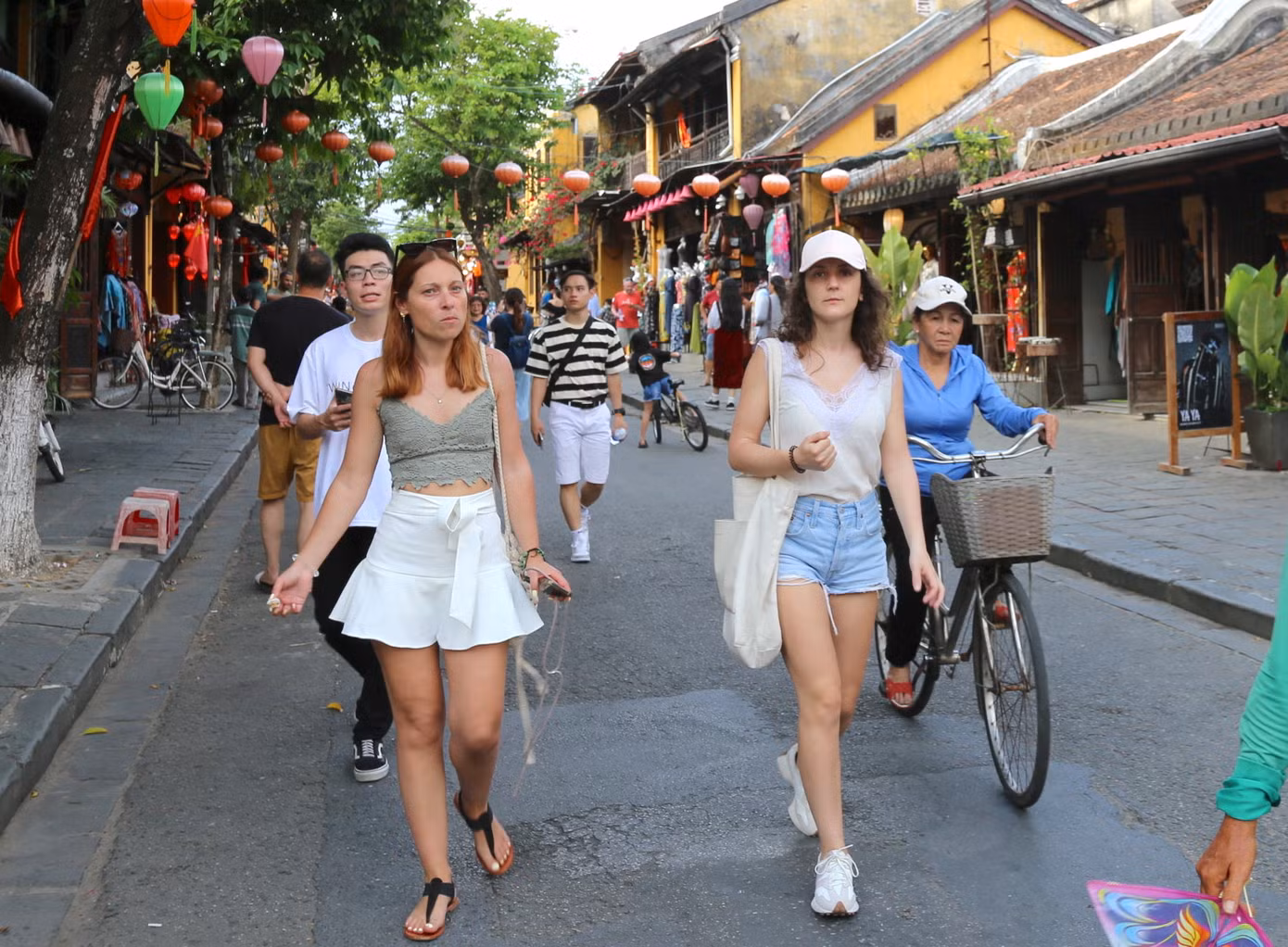 Du khách tham quan phố cổ Hội An. Du khách tham quan phố cổ Hội An.