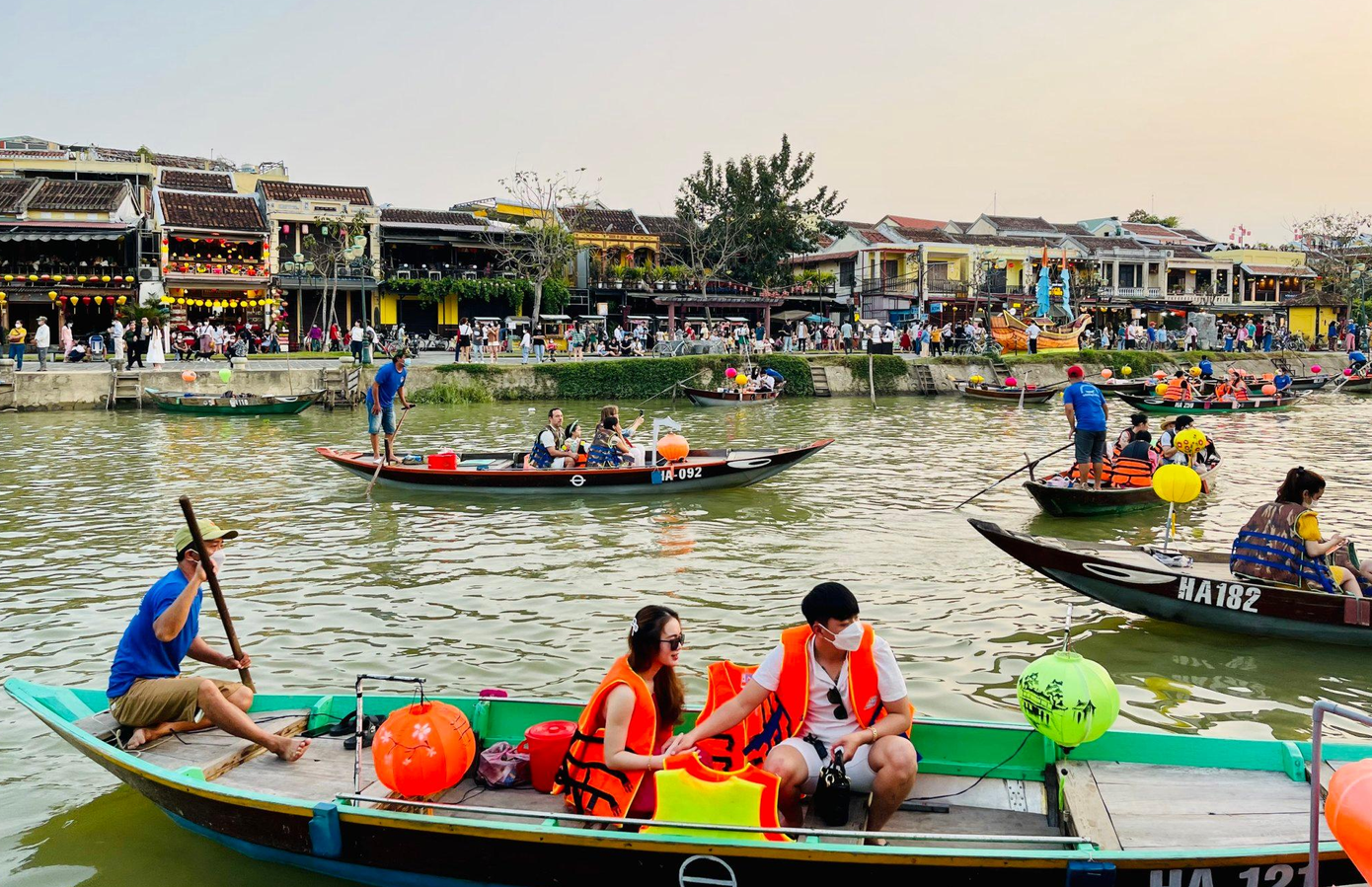 Nhiều du khách chọn chèo thuyền trên sông Hoài để ngắm Hội An lung linh trong ánh đèn phố cổ và thả hoa đăng trên sông. Nhiều du khách chọn chèo thuyền trên sông Hoài để ngắm Hội An lung linh trong ánh đèn phố cổ và thả hoa đăng trên sông.