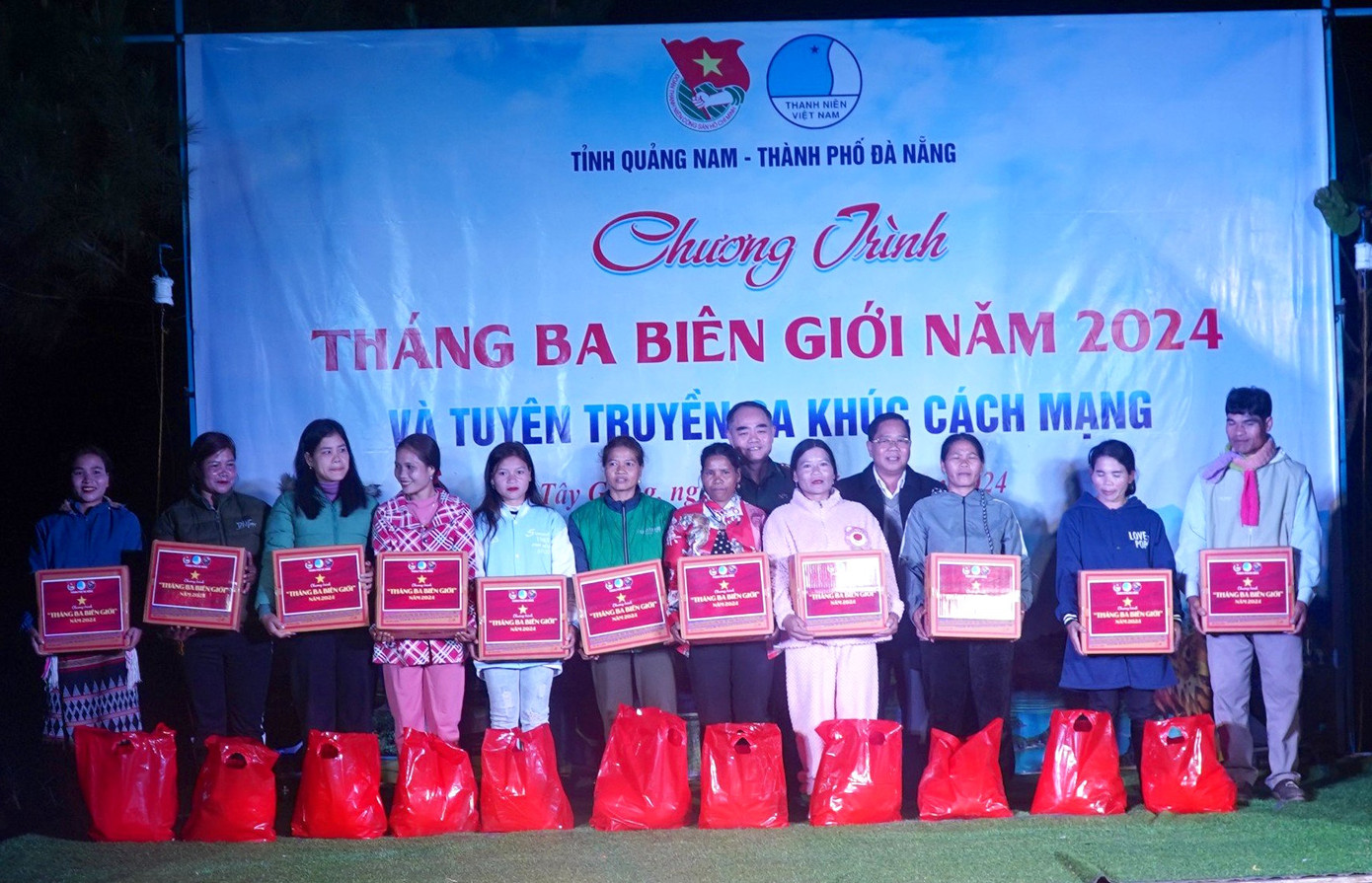 Tuổi trẻ Quảng Nam - Đà Nẵng tổ chức chương trình Tháng Ba biên giới tại xã A Nông, huyện Tây Giang, Quảng Nam.