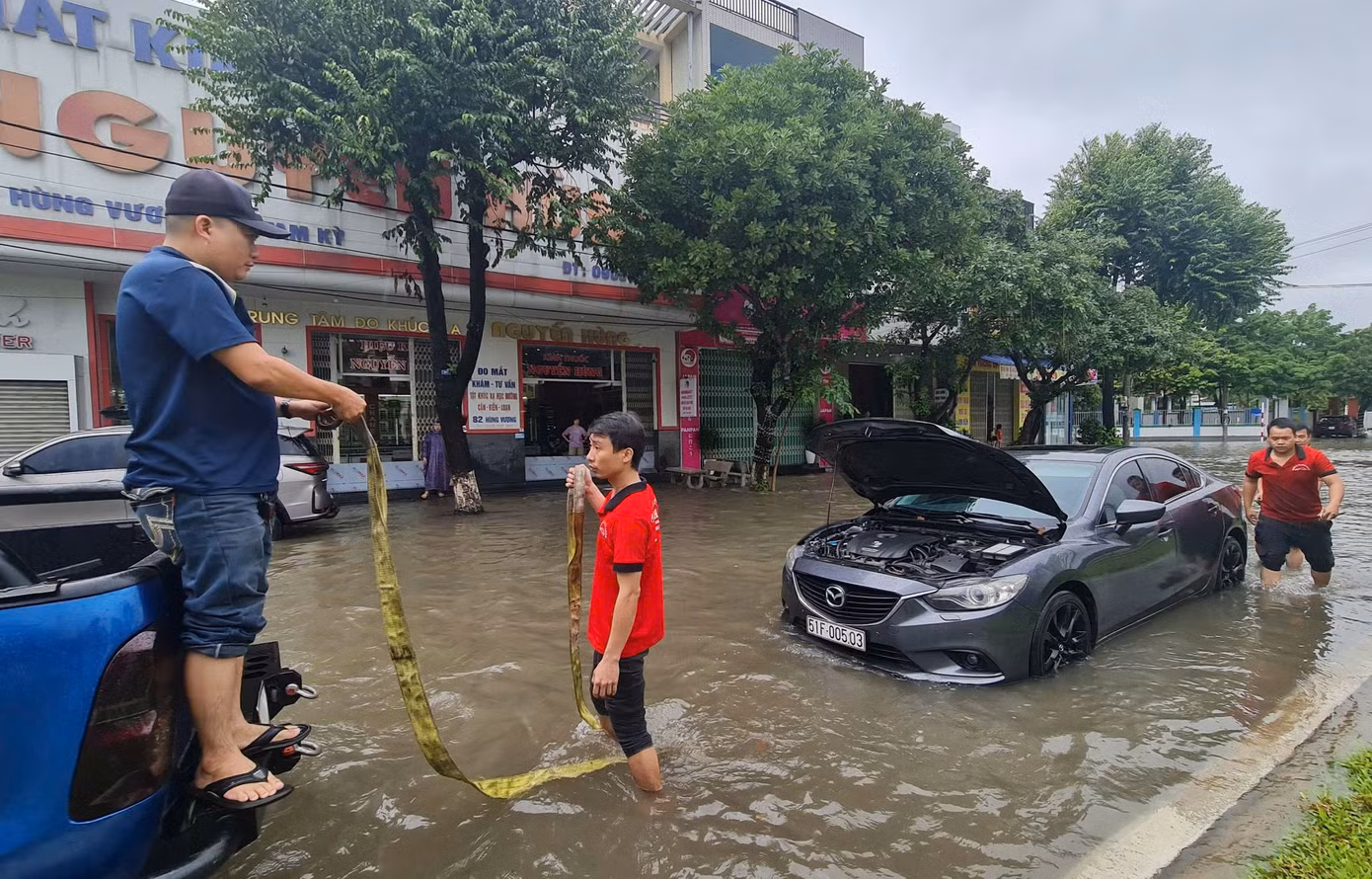 Xe chết máy trên tuyến đường Hùng Vương, TP. Tam Kỳ (Quảng Nam). Ảnh: Hoài Văn Xe chết máy trên tuyến đường Hùng Vương, TP. Tam Kỳ (Quảng Nam). Ảnh: Hoài Văn