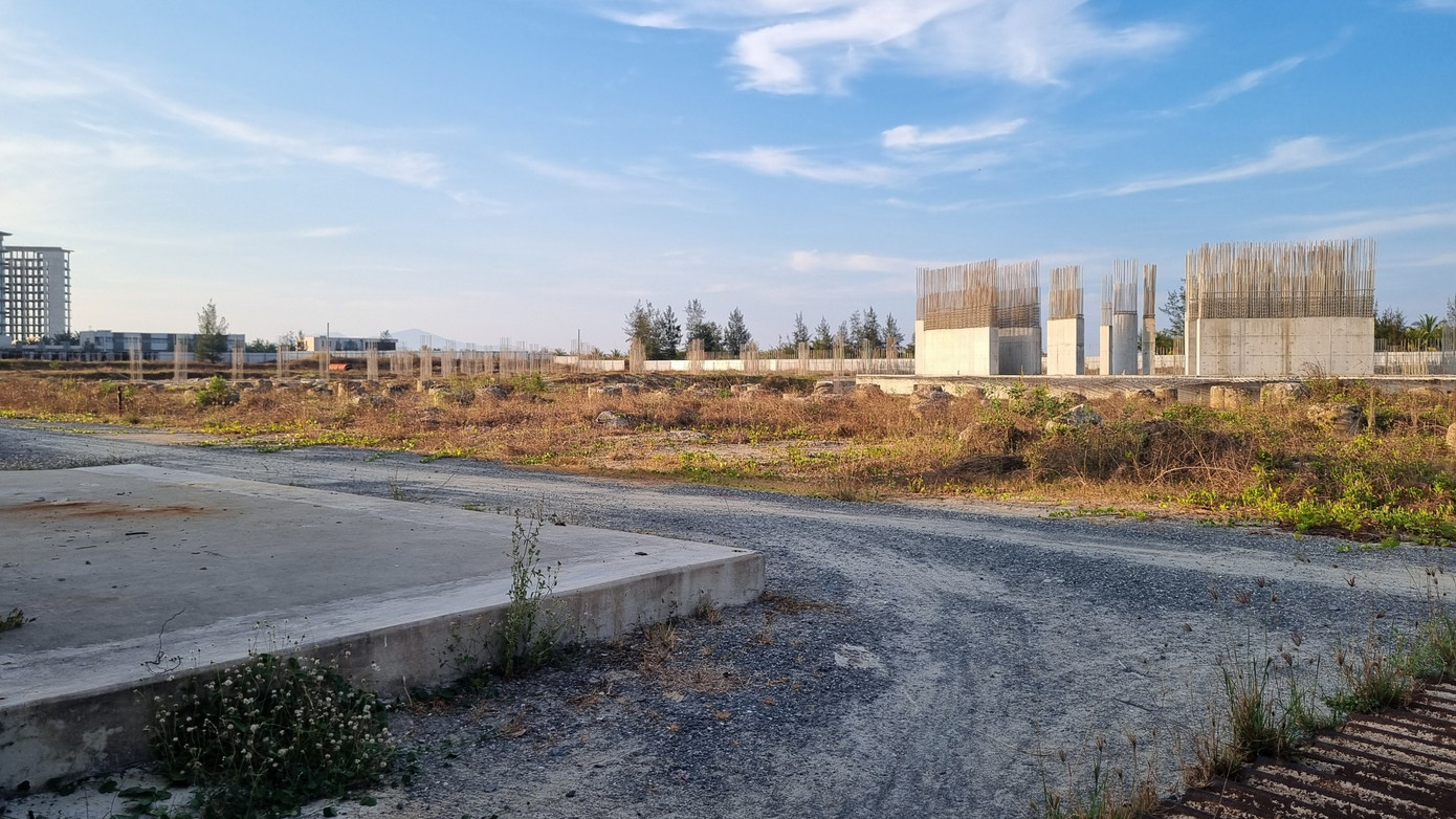 Cảnh hoang tàn bên trong dự án. Cảnh hoang tàn bên trong dự án.