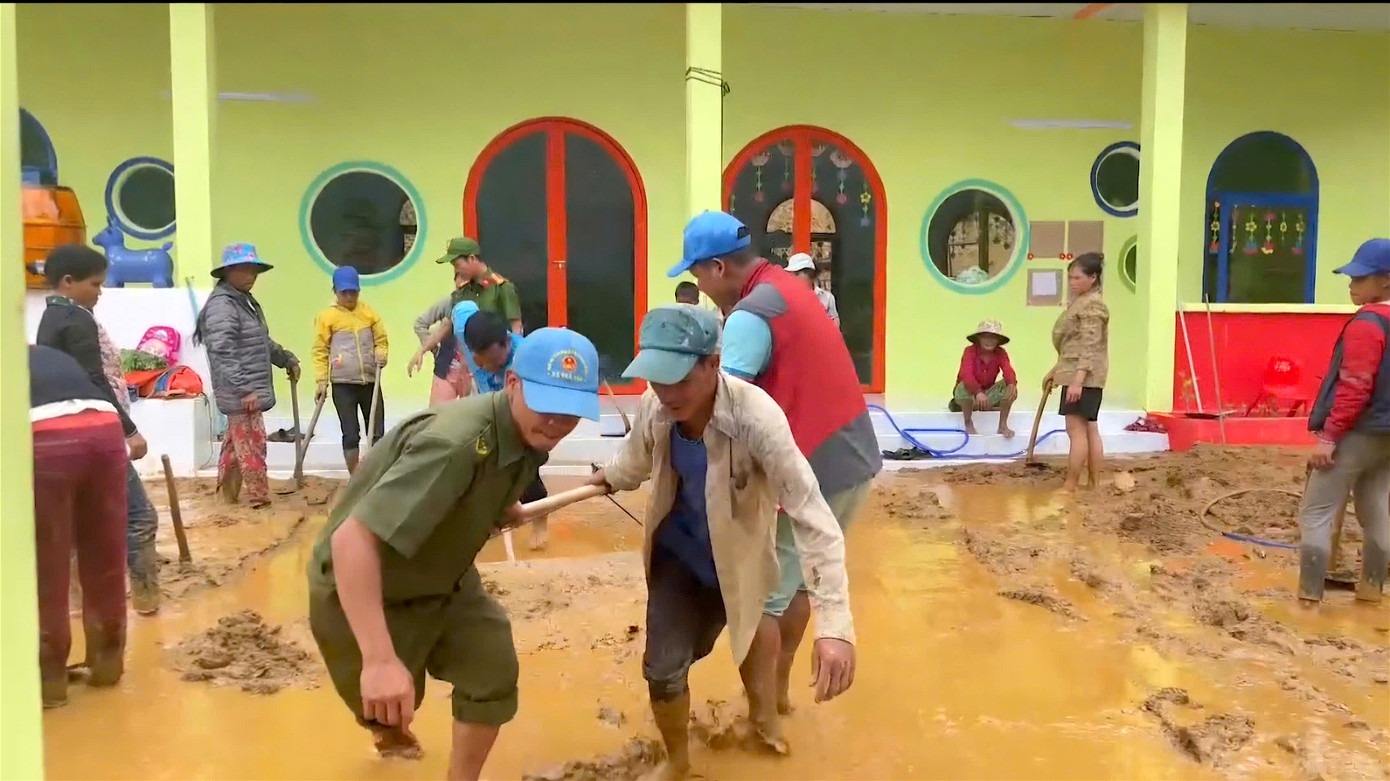 Nỗ lực khắc phục sau sạt lở.