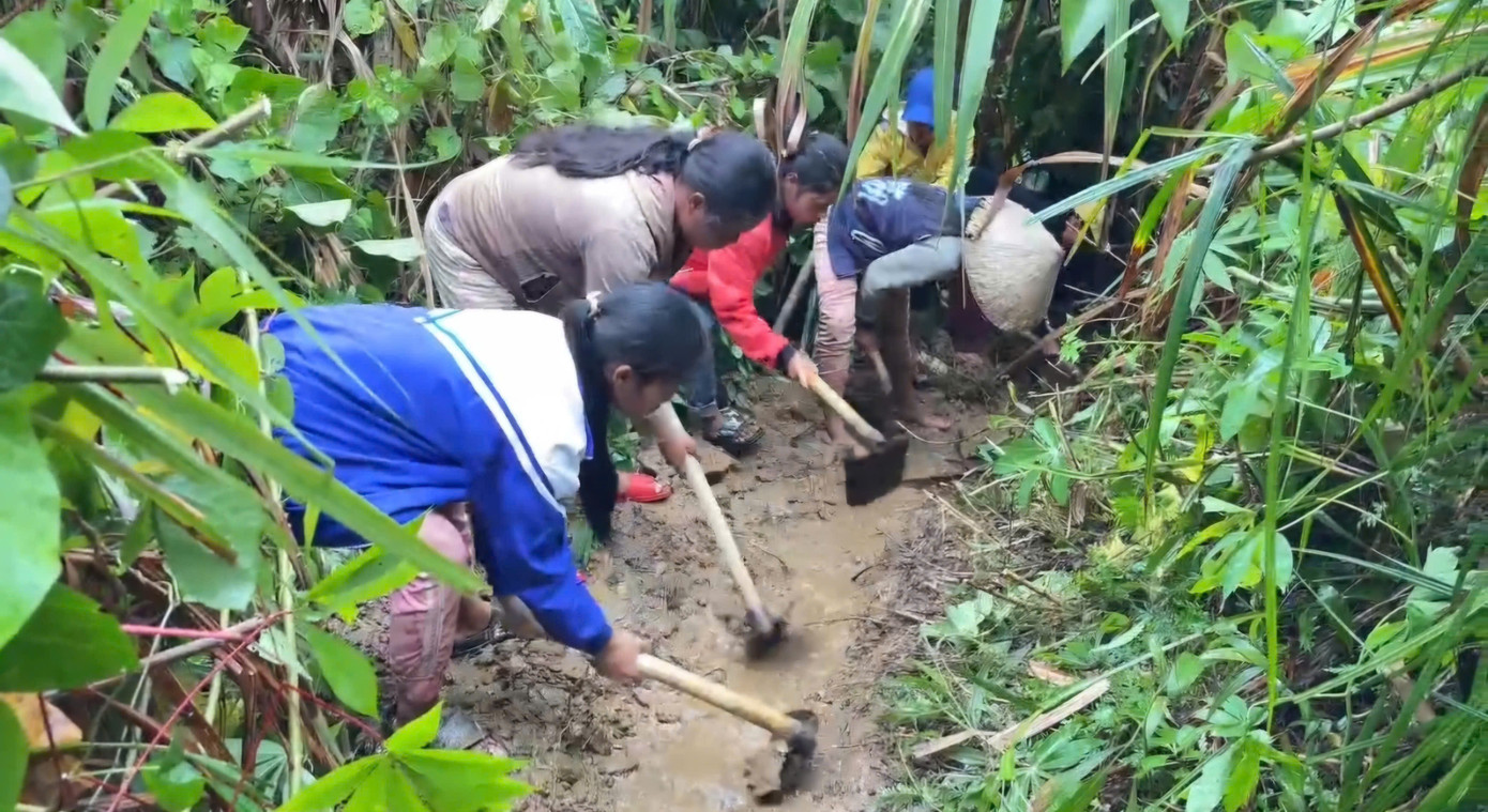 Nỗ lực khắc phục sau sạt lở.