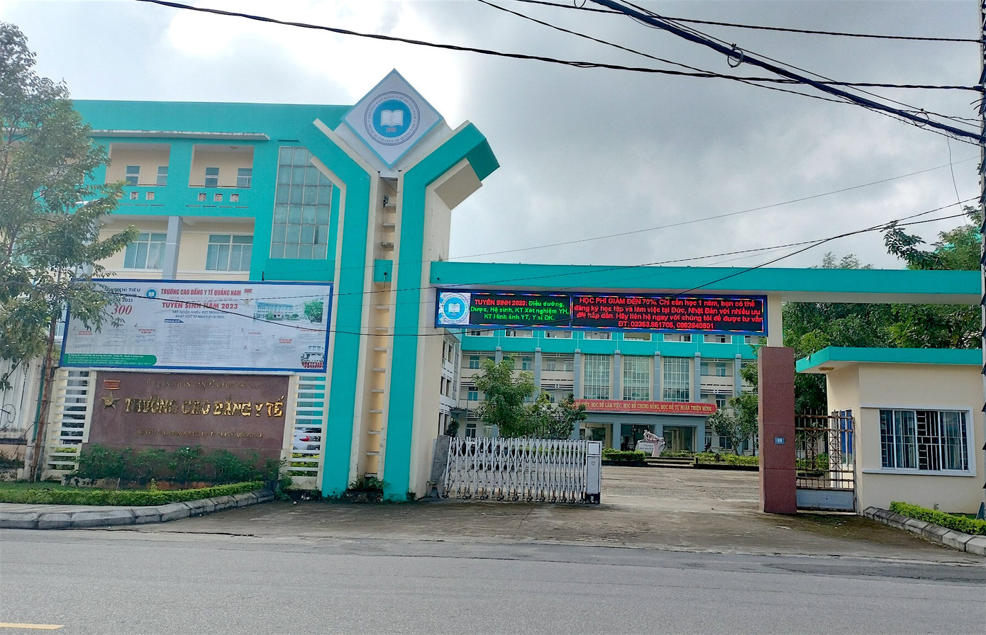 Hàng loạt cán bộ, giảng viên Trường Cao đẳng Y tế Quảng Nam ngừng việc tập thể vì bị nợ lương kéo dài.