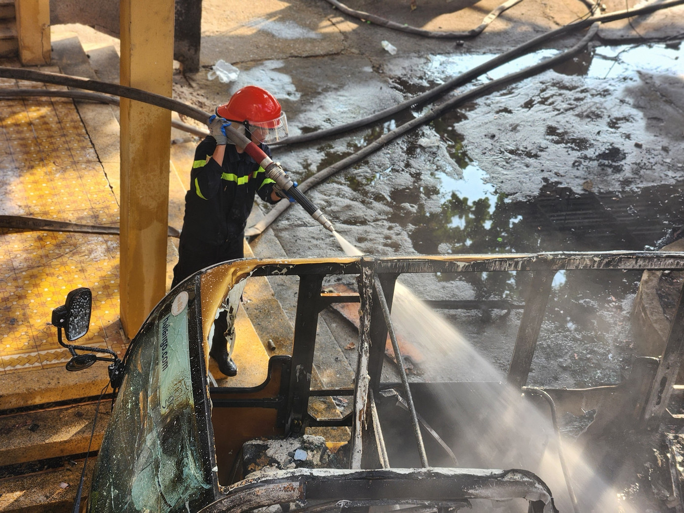 4 xe chữa cháy cùng hàng chục lính cứu hỏa được điều đến hiện trường để dập lửa. 4 xe chữa cháy cùng hàng chục lính cứu hỏa được điều đến hiện trường để dập lửa.