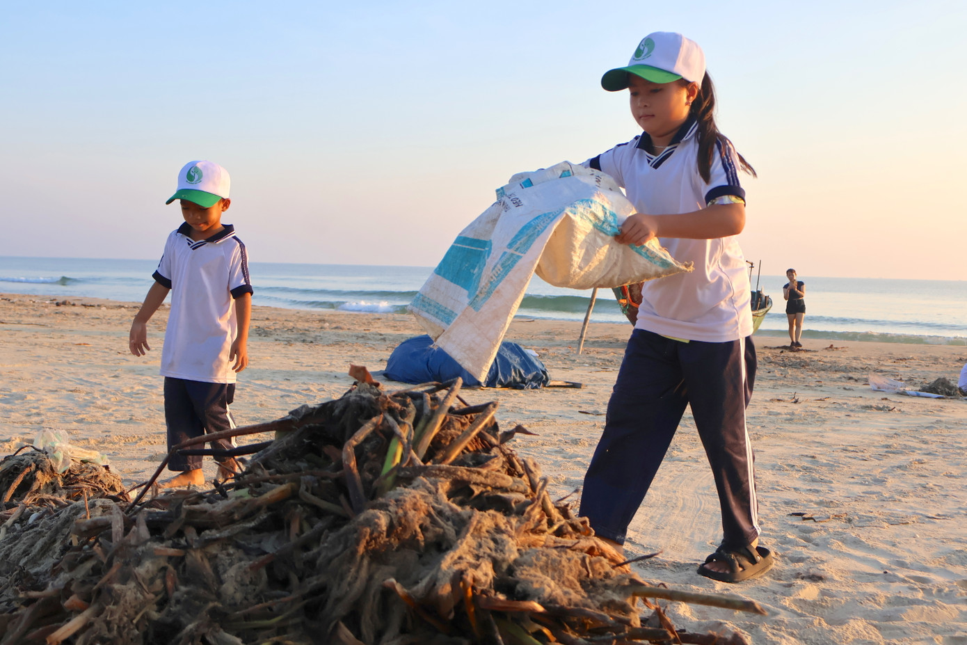 Những em nhỏ từ 6 - 15 tuổi luôn nâng cao ý thức bảo vệ môi trường.