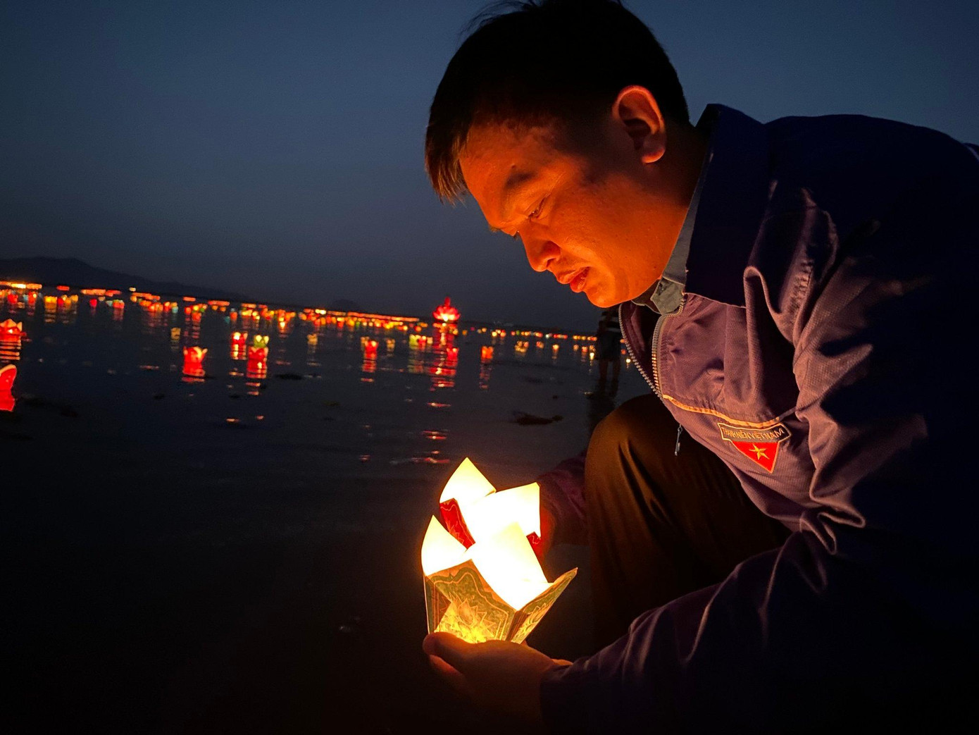 Anh Trần Quốc Vương, cán bộ thuộc Thành đoàn thành phố Hội An thả hoa đăng cầu siêu nạn nhân vụ lật ca nô trên biển. Anh Trần Quốc Vương, cán bộ thuộc Thành đoàn thành phố Hội An thả hoa đăng cầu siêu nạn nhân vụ lật ca nô trên biển.