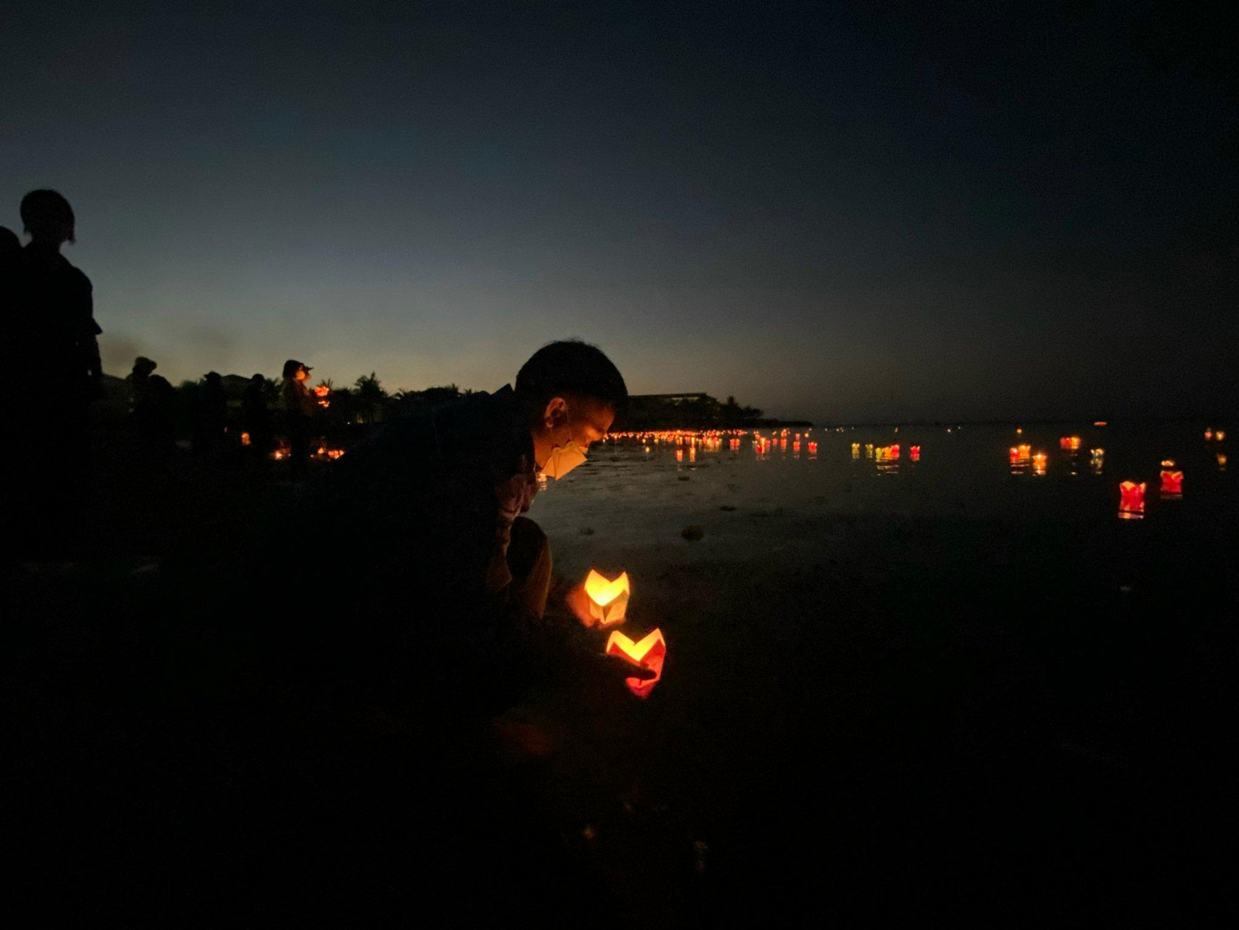 Bạn trẻ và người dân Hội An thả hoa đăng cầu siêu trên biển Cửa Đại. Bạn trẻ và người dân Hội An thả hoa đăng cầu siêu trên biển Cửa Đại.