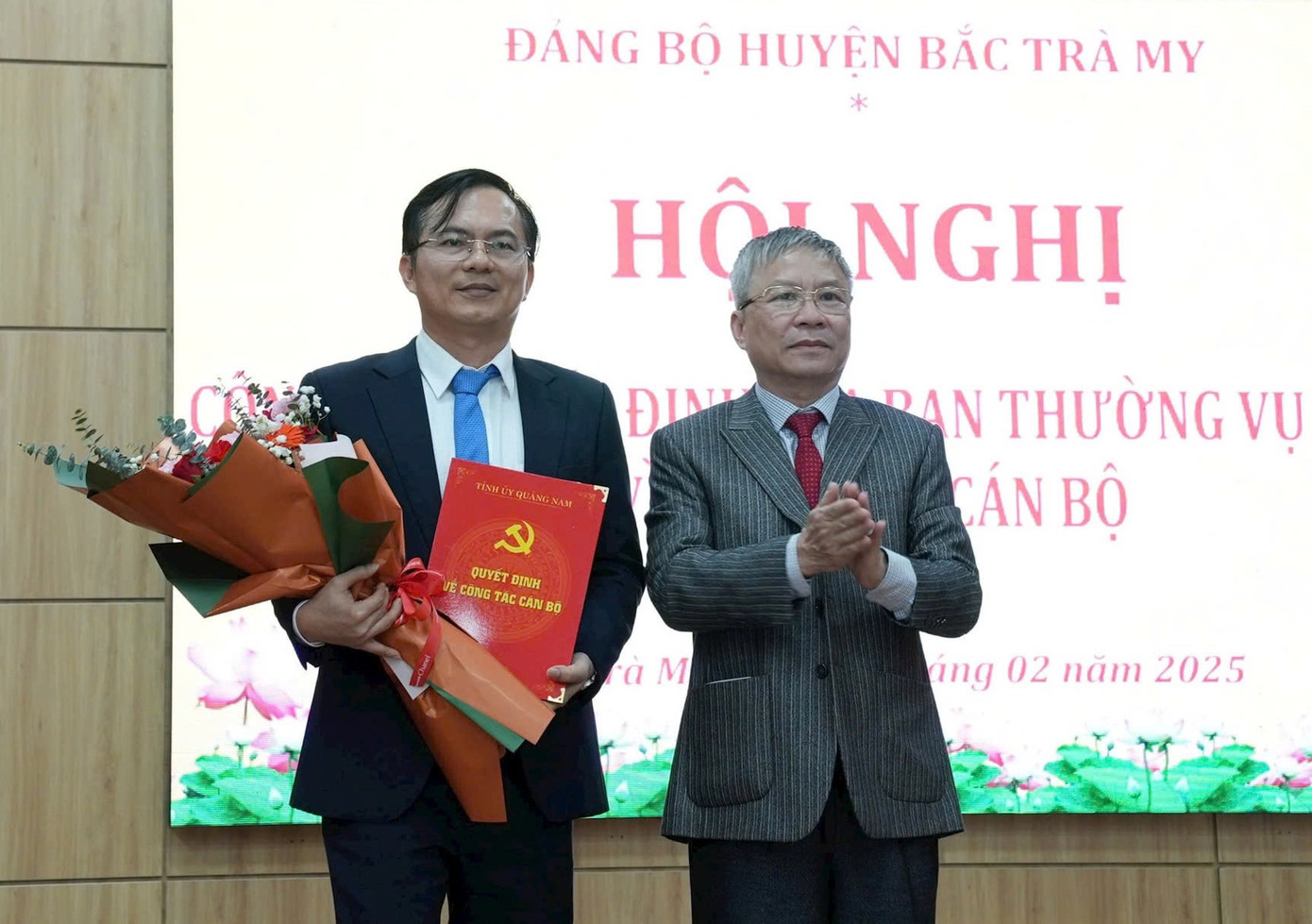 Phó Bí thư Thường trực Tỉnh ủy Quảng Nam Nguyễn Đức Dũng trao quyết định cho ông Thái Hoàng Vũ. Phó Bí thư Thường trực Tỉnh ủy Quảng Nam Nguyễn Đức Dũng trao quyết định cho ông Thái Hoàng Vũ.