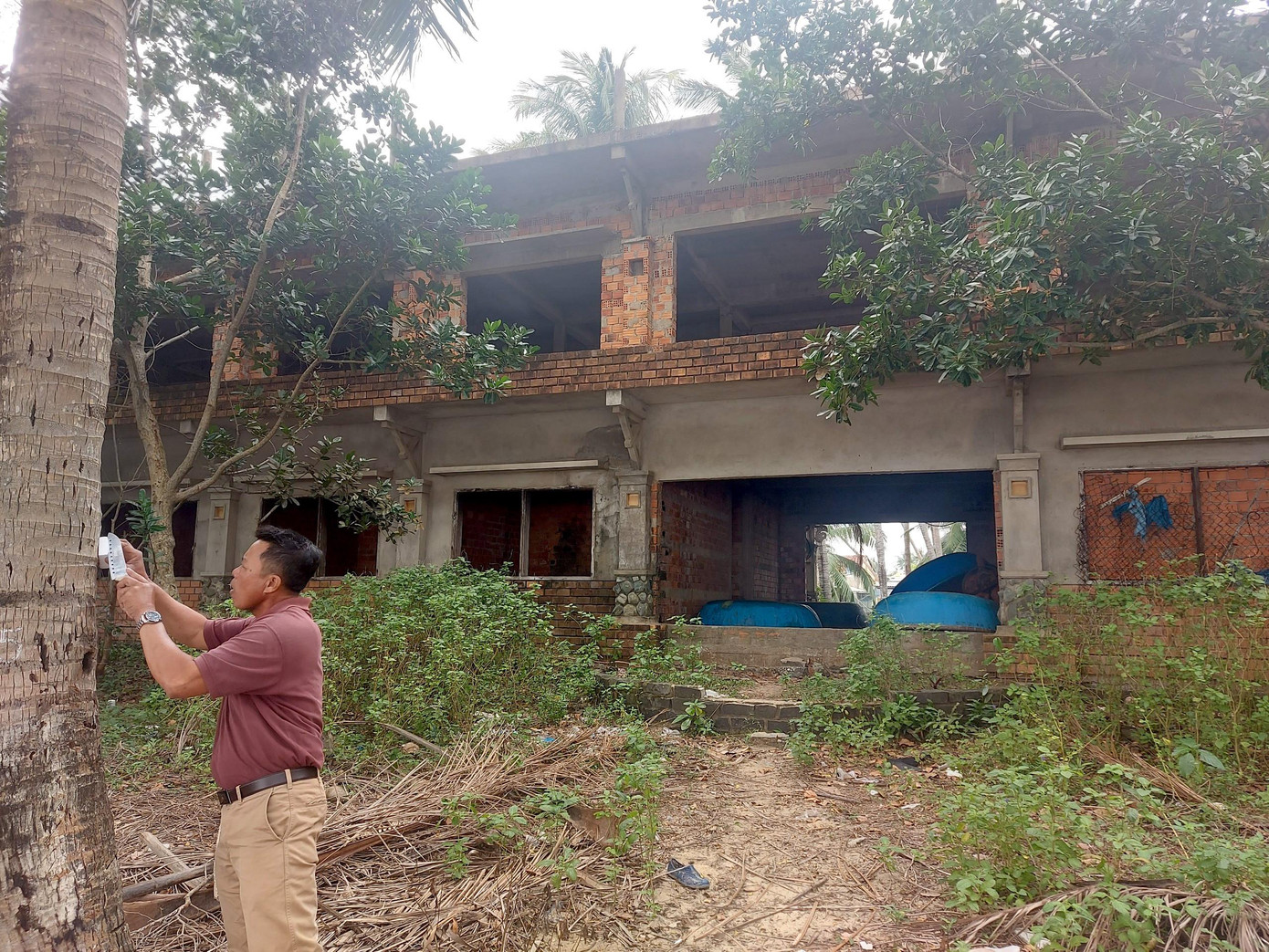 Anh Huỳnh Văn Lý (ở thôn Thuận An) nhà ở gần khu vực này bức xúc: “Dự án bỏ hoang giờ trở thành nơi của đạo chích tụ tập và nhếch nhác rác thải, ảnh hưởng vệ sinh môi trường. Còn nhà cửa của dân thì không thể xây dựng hay sửa chữa gì do vướng dự án”. Anh Huỳnh Văn Lý (ở thôn Thuận An) nhà ở gần khu vực này bức xúc: “Dự án bỏ hoang giờ trở thành nơi của đạo chích tụ tập và nhếch nhác rác thải, ảnh hưởng vệ sinh môi trường. Còn nhà cửa của dân thì không thể xây dựng hay sửa chữa gì do vướng dự án”.