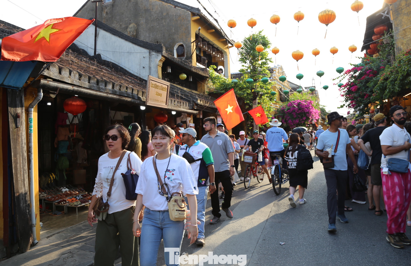 Du khách dạo bước ngắm nhìn phố cổ, ngồi xích lô dọc các tuyến phố. Ảnh: Hoài Văn