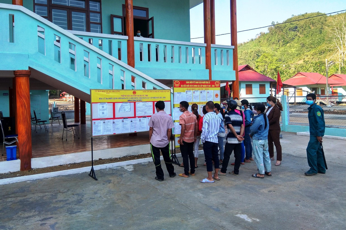 Người dân đến bỏ phiếu thực hiện đầy đủ các biện pháp phòng, chống dịch COVID-19 như đeo khẩu trang, sát khuẩn và giãn cách.