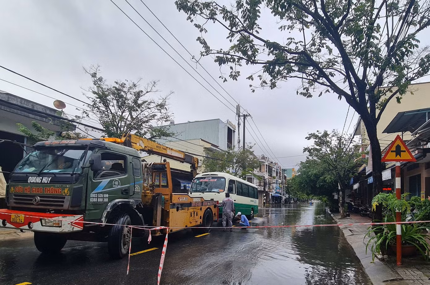 Chính quyền phải căng dây cảnh báo ngập sâu, nguy hiểm không cho phương tiện qua lại. Chính quyền phải căng dây cảnh báo ngập sâu, nguy hiểm không cho phương tiện qua lại.