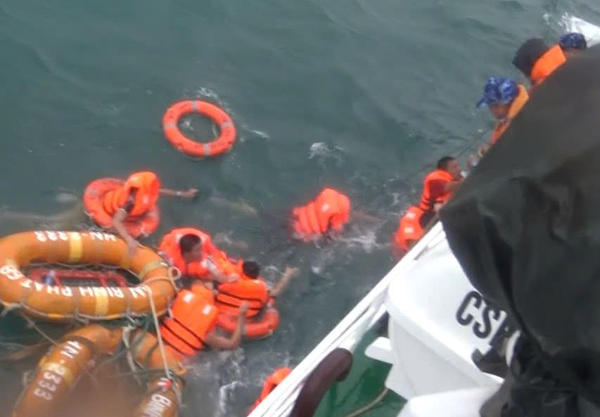 Lực lượng cảnh sát biển tiếp cận, cứu nạn thành công 8 thuyền viên tàu hàng An Bình Phát 68 bị chìm trên biển. Ảnh Nam Trung.